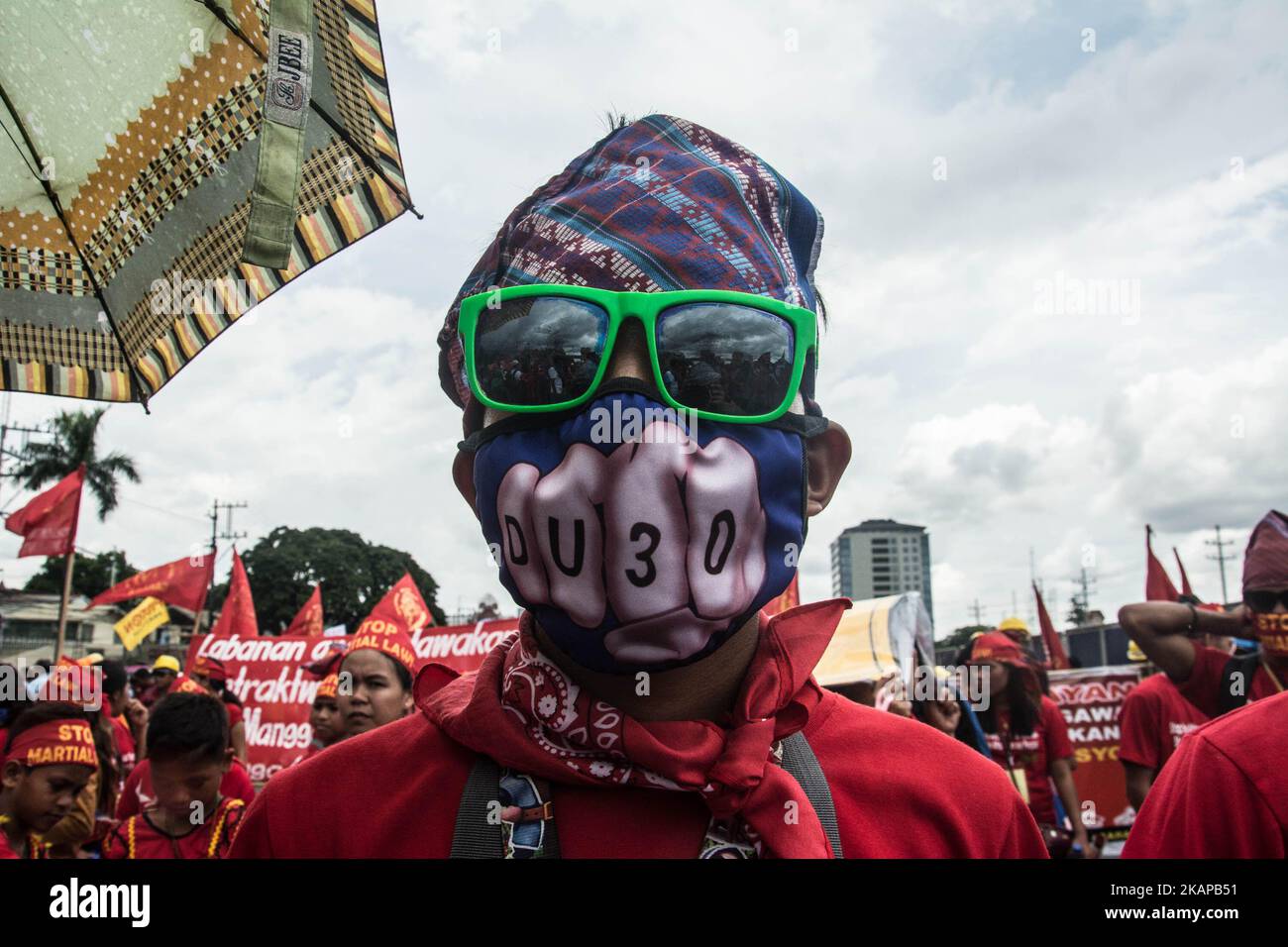 Un protester è visto indossare una maschera Duterte in una dimostrazione anti-Duterte. Il Presidente Duterte consegna il suo secondo discorso sullo stato della nazione a Batasang Pambasa a Quezon City, Manila, Filippine, il 24 luglio 2017. (Foto di Bernice Beltran/NurPhoto) *** Please use Credit from Credit Field *** Foto Stock