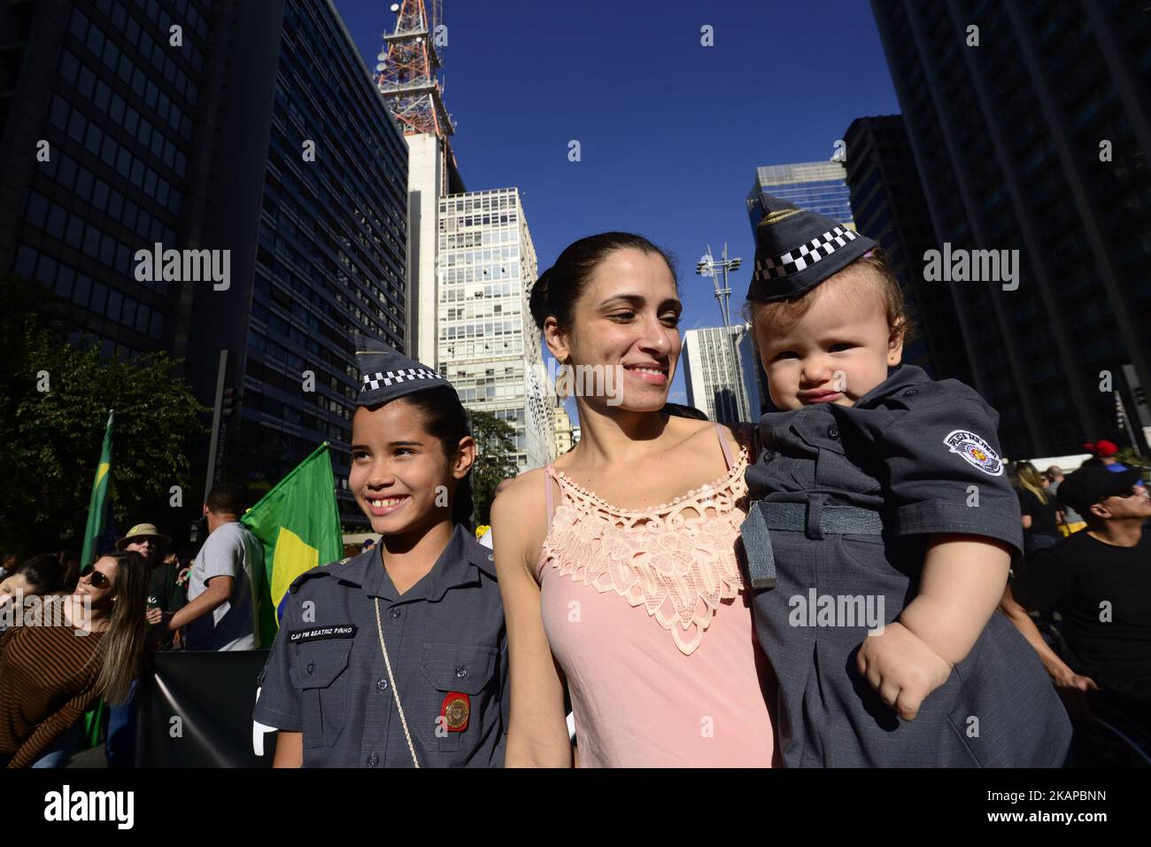 I dimostranti protestano contro la morte dei poliziotti militari brasiliani a Paulista Avenue a Sao Paulo, Brasile, il 23 luglio 2017. (Foto di Cris FAGA/NurPhoto) *** Please use Credit from Credit Field *** Foto Stock