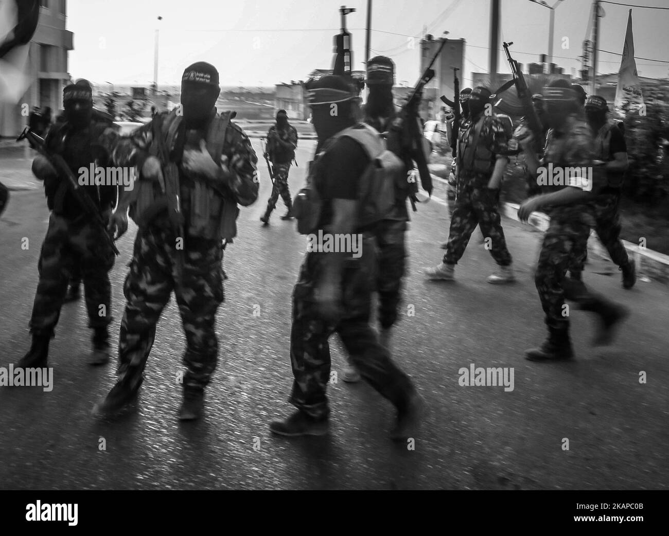 I membri delle ali armate dei gruppi palestinesi marciano durante una parata, organizzata per mostrare la loro solidarietà alla resistenza contro le restrizioni di Israele sul complesso della moschea di al Aqsa a Gaza City, Gaza il 25 luglio 2017. Israele ha introdotto nuove restrizioni per i palestinesi che vogliono entrare nel complesso della moschea di al Aqsa. *** Utilizzare il campo credito da credito *** Foto Stock