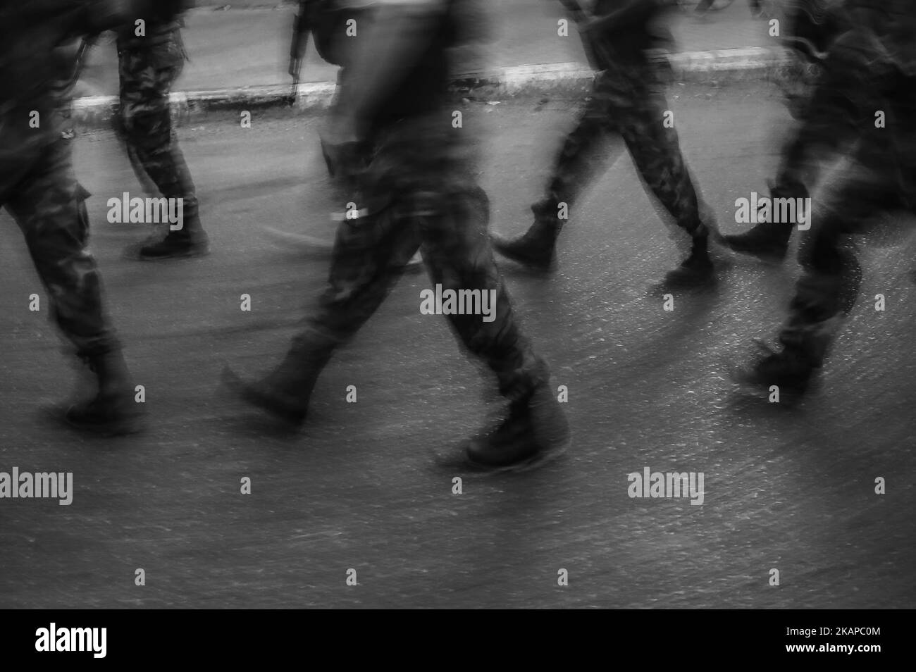 I membri delle ali armate dei gruppi palestinesi marciano durante una parata, organizzata per mostrare la loro solidarietà alla resistenza contro le restrizioni di Israele sul complesso della moschea di al Aqsa a Gaza City, Gaza il 25 luglio 2017. Israele ha introdotto nuove restrizioni per i palestinesi che vogliono entrare nel complesso della moschea di al Aqsa. *** Utilizzare il campo credito da credito *** Foto Stock