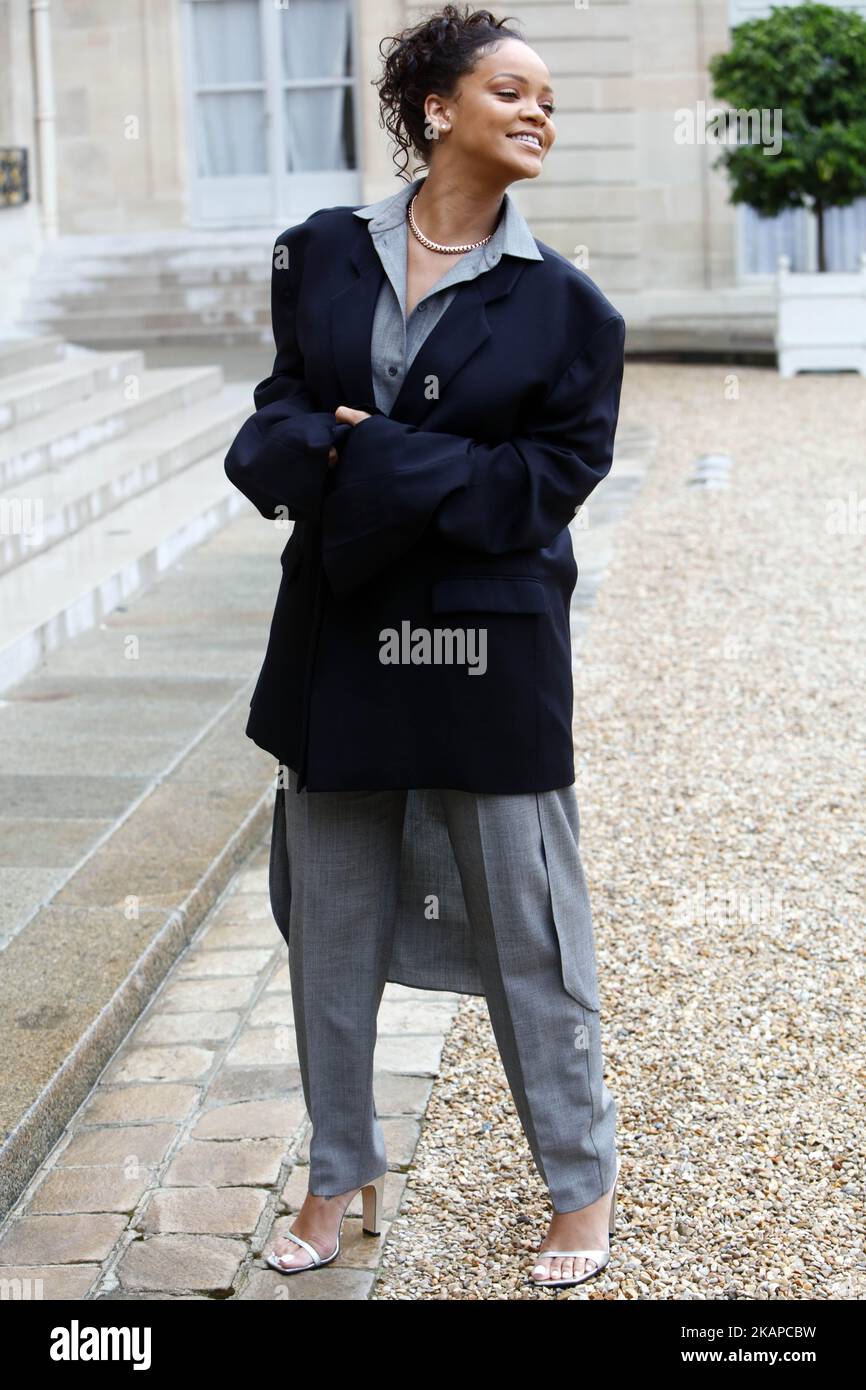 Rihanna reagisce mentre si rivolge alla stampa dopo un incontro con il presidente francese Emmanuel Macron a Elysee Palace il 26 luglio 2017 a Parigi, in Francia. Durante la riunione hanno parlato di contribuire all'istruzione nei paesi in via di sviluppo. (Foto di Mehdi Taamallah/NurPhoto) *** Please use Credit from Credit Field *** Foto Stock