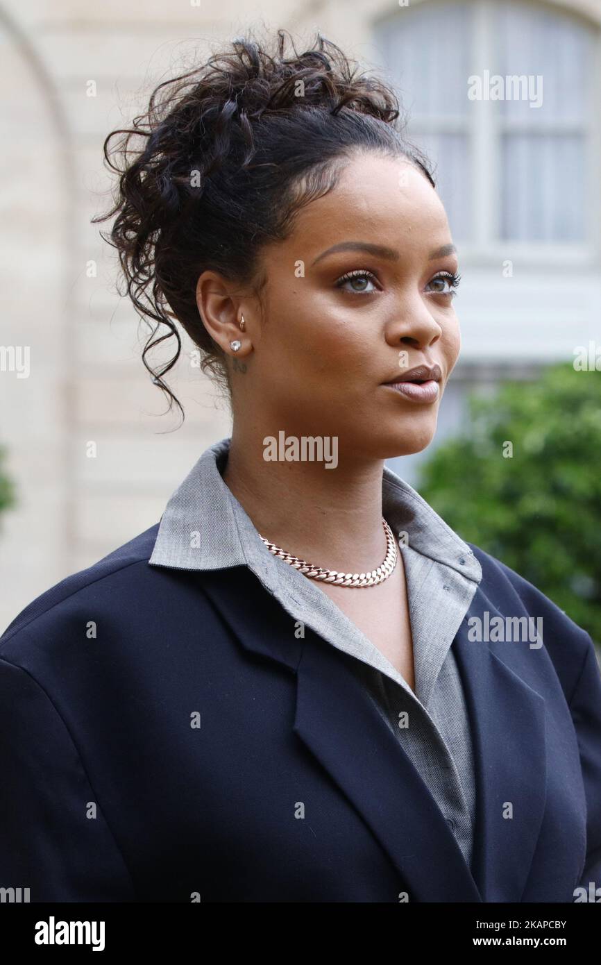 Rihanna reagisce mentre si rivolge alla stampa dopo un incontro con il presidente francese Emmanuel Macron a Elysee Palace il 26 luglio 2017 a Parigi, in Francia. Durante la riunione hanno parlato di contribuire all'istruzione nei paesi in via di sviluppo. (Foto di Mehdi Taamallah/NurPhoto) *** Please use Credit from Credit Field *** Foto Stock