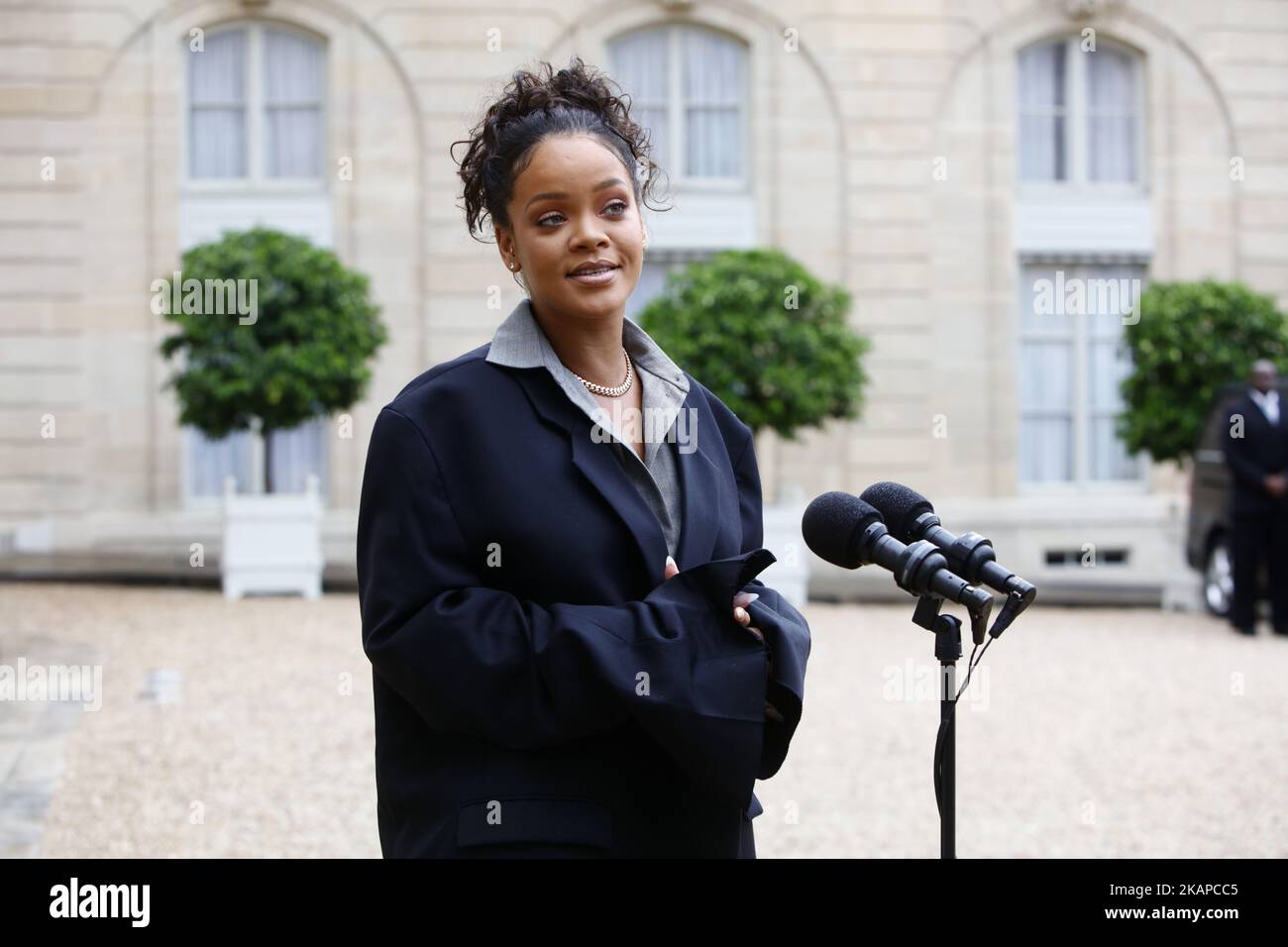 Rihanna reagisce mentre si rivolge alla stampa dopo un incontro con il presidente francese Emmanuel Macron a Elysee Palace il 26 luglio 2017 a Parigi, in Francia. Durante la riunione hanno parlato di contribuire all'istruzione nei paesi in via di sviluppo. (Foto di Mehdi Taamallah/NurPhoto) *** Please use Credit from Credit Field *** Foto Stock