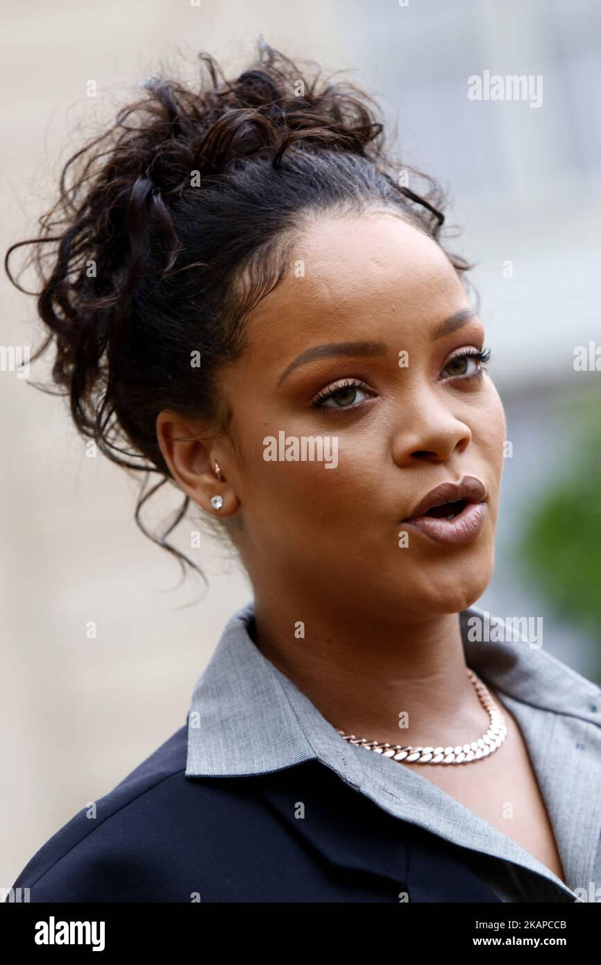 Rihanna reagisce mentre si rivolge alla stampa dopo un incontro con il presidente francese Emmanuel Macron a Elysee Palace il 26 luglio 2017 a Parigi, in Francia. Durante la riunione hanno parlato di contribuire all'istruzione nei paesi in via di sviluppo. (Foto di Mehdi Taamallah/NurPhoto) *** Please use Credit from Credit Field *** Foto Stock