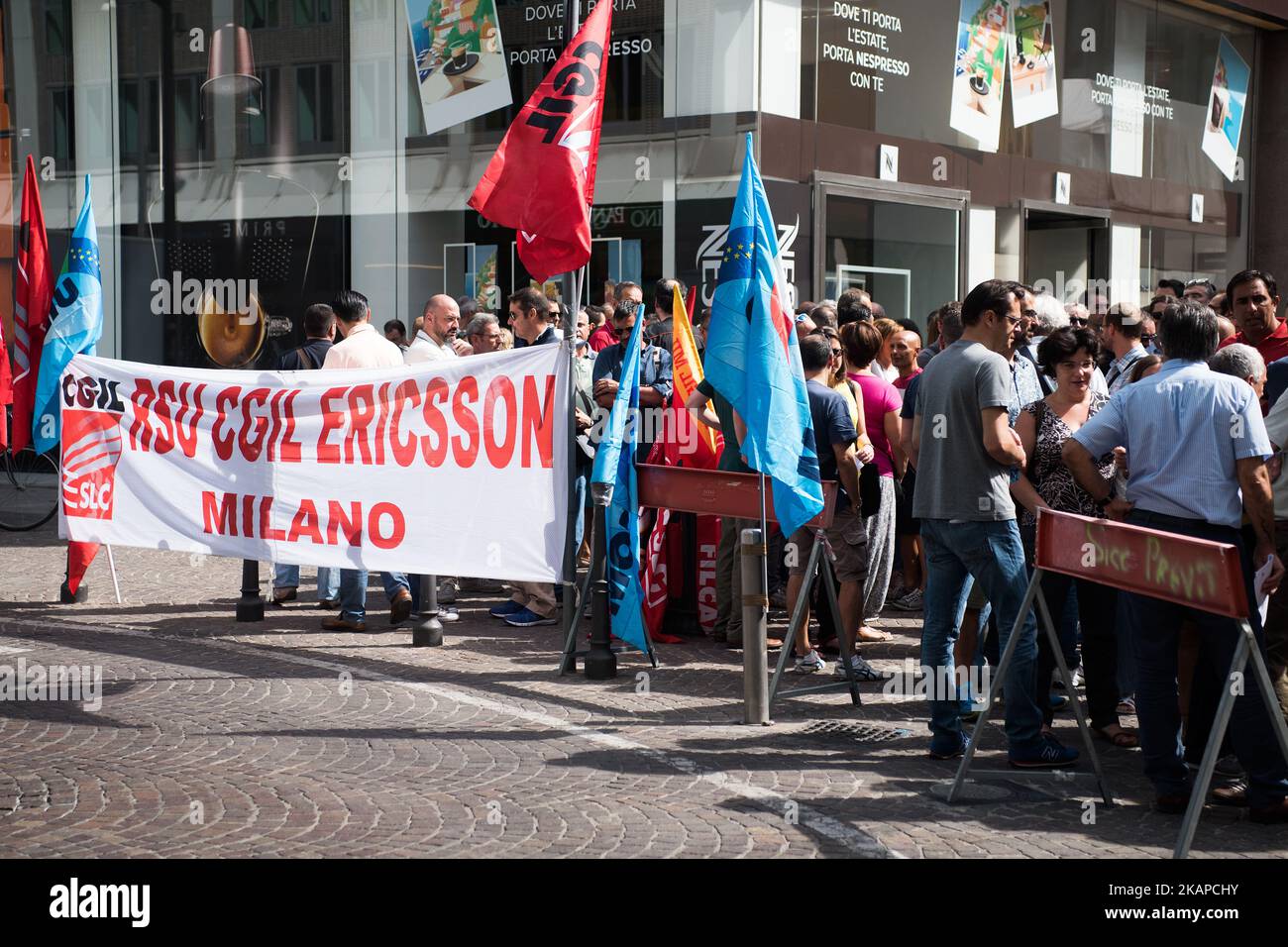 I lavoratori della Ericsson Italia vanno in sciopero a Milano il 28 luglio 2017. I dipendenti hanno avuto una manifestazione davanti all'ambasciata svedese e i sindacati hanno avuto un incontro con il console onorario svedese Marco Frazzica (non in foto) per spiegare la situazione e comunicarla al governo svedese. (Foto di Romano Nunziato/NurPhoto) *** Please use Credit from Credit Field *** Foto Stock