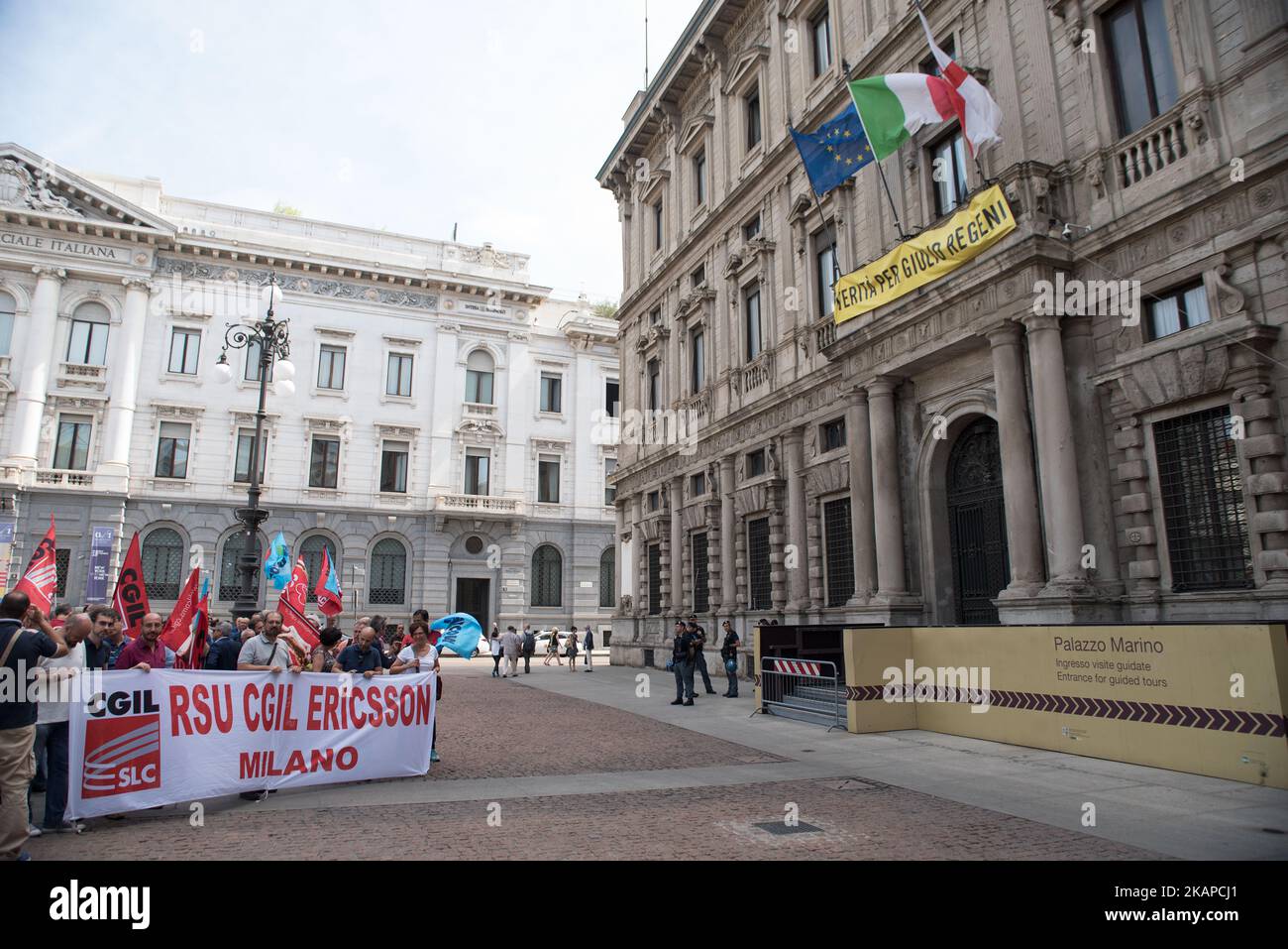 I lavoratori della Ericsson Italia vanno in sciopero a Milano il 28 luglio 2017. I dipendenti hanno avuto una manifestazione davanti all'ambasciata svedese e i sindacati hanno avuto un incontro con il console onorario svedese Marco Frazzica (non in foto) per spiegare la situazione e comunicarla al governo svedese. (Foto di Romano Nunziato/NurPhoto) *** Please use Credit from Credit Field *** Foto Stock