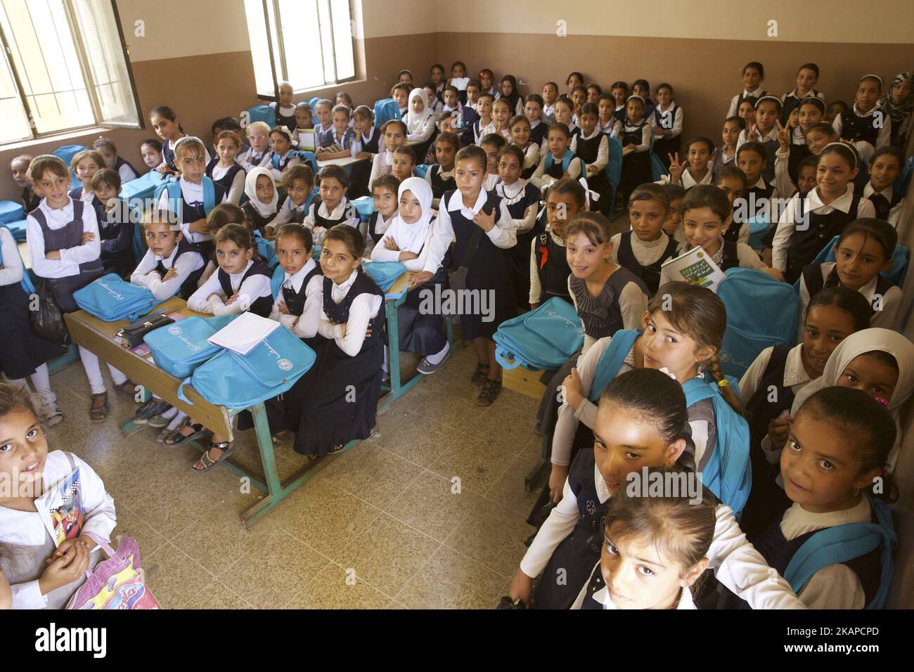 Mentre i combattimenti stanno per finire, Mosul Ovest sta lentamente tornando alla vita. Le scuole nella parte sud-occidentale sono aperte dall'inizio di luglio, ma come molte scuole sono state distrutte durante il conflitto il resto sta cercando di far fronte a un enorme afflusso di studenti, mentre sperimentando una carenza di quasi tutto. West Mosul, Iraq, 27 luglio 2017 (Foto di Noe Falk Nielsen/NurPhoto) *** Please use Credit from Credit Field *** Foto Stock