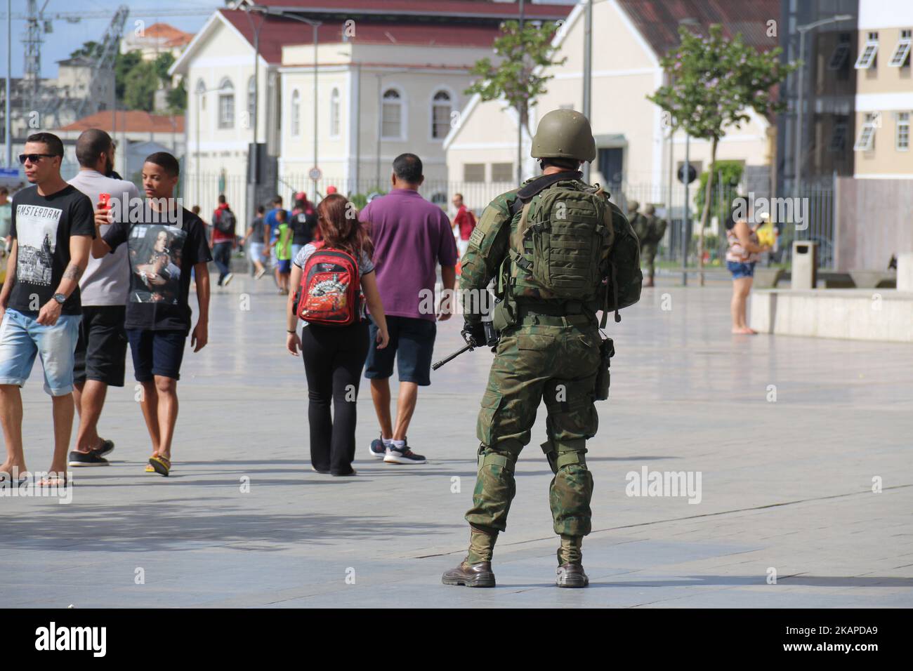 Rio de Janeiro, Brasile, 29 luglio 2017. Circa 10.000 militari della Marina, dell'esercito e dell'aeronautica sono stati chiamati a rafforzare la sicurezza a Rio de Janeiro dopo che lo stato ha completamente perso il controllo della sicurezza pubblica e ha raggiunto livelli allarmanti di criminalità. I militari faranno polizia sulle superstrade, favelas e punti turistici della città. In questa immagine: Pattuglie militari nel Centro di Rio che trasportano fucili e che utilizzano veicoli da guerra anfibi. (Foto di Luiz Souza/NurPhoto) *** Please use Credit from Credit Field *** Foto Stock