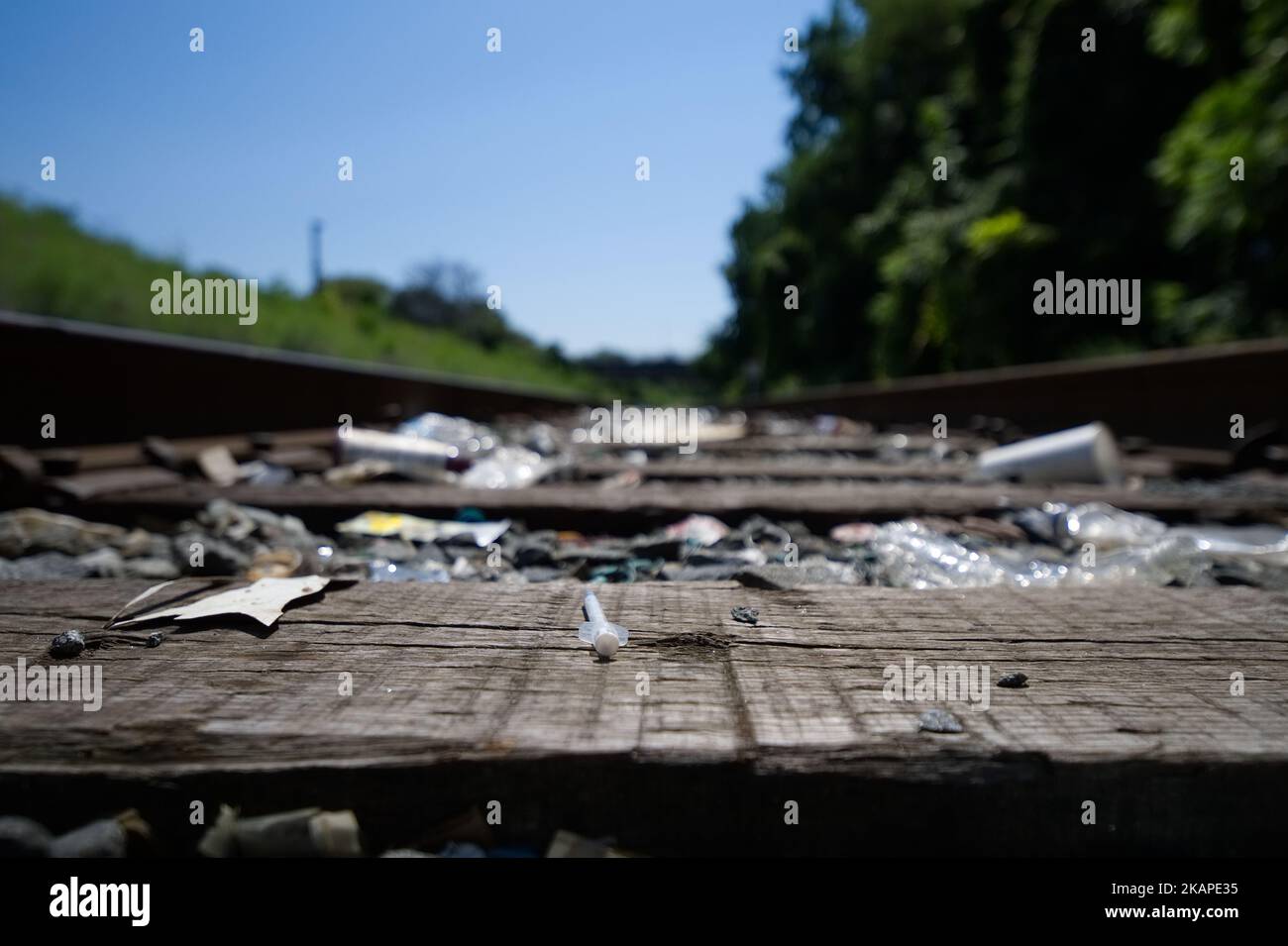 Siringa usata trovata tra mucchi di rifiuti nel campo di eroina situato sotto il cavalcavia North Second Street, nella sezione Kensington di Philadelphia, PA, il 31 luglio 2017. Una grande operazione congiunta di Conrail e della Città di Filadelfia per ripulire la popolare area della droga aperta è prevista per richiedere 30 giorni. (Foto di Bastiaan Slabbers/NurPhoto) *** Please use Credit from Credit Field *** Foto Stock