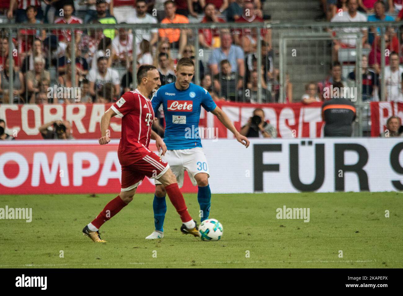 Frank Ribery (L) del Bayern Monaco in azione contro Marko Rog della SSC Napoli durante la partita di calcio Audi Cup tra il Bayern Monaco e la SSC Napoli all'Allianz Arena di Monaco, Germania, il 02 agosto 2017. (Foto di Paolo Manzo/NurPhoto) *** Please use Credit from Credit Field *** Foto Stock