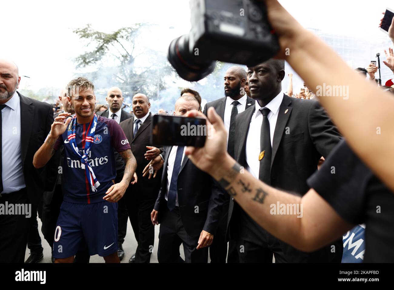 Neymar saluta la stampa mentre arriva a posare con la sua nuova maglia dopo una conferenza stampa con il presidente di Parigi Saint-Germain Nasser al-Khelaifi il 4 agosto 2017 a Parigi, Francia. Neymar ha firmato un contratto di 5 anni per 222 milioni di euro. (Foto di Mehdi Taamallah/NurPhoto) *** Please use Credit from Credit Field *** Foto Stock