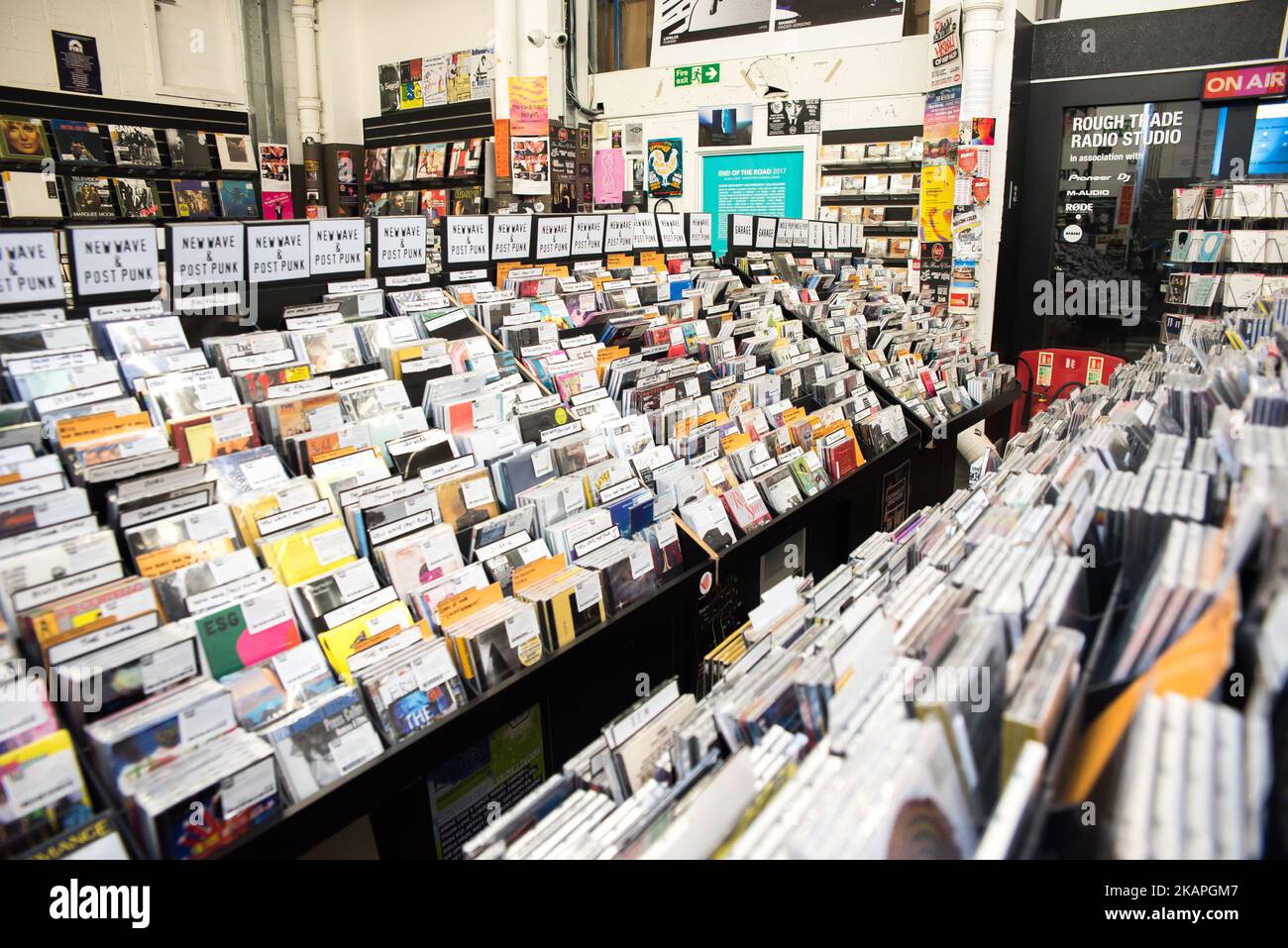 L'interno dell'iconico negozio di dischi Rough Trade si trova a East London, il 8 agosto 2017. Rough Trade è un gruppo di discoteche indipendenti nel Regno Unito e negli Stati Uniti con sede a Londra, Regno Unito. Il primo negozio Rough Trade è stato aperto nel 1976 da Geoff Travis nel quartiere Ladbroke Grove di Londra ovest. Nel 1978 il negozio ha generato la famosa Rough Trade Records, che doveva continuare ad essere casa di band dagli Smiths ai Libertines. (Foto di Alberto Pezzali/NurPhoto) *** Please use Credit from Credit Field *** Foto Stock