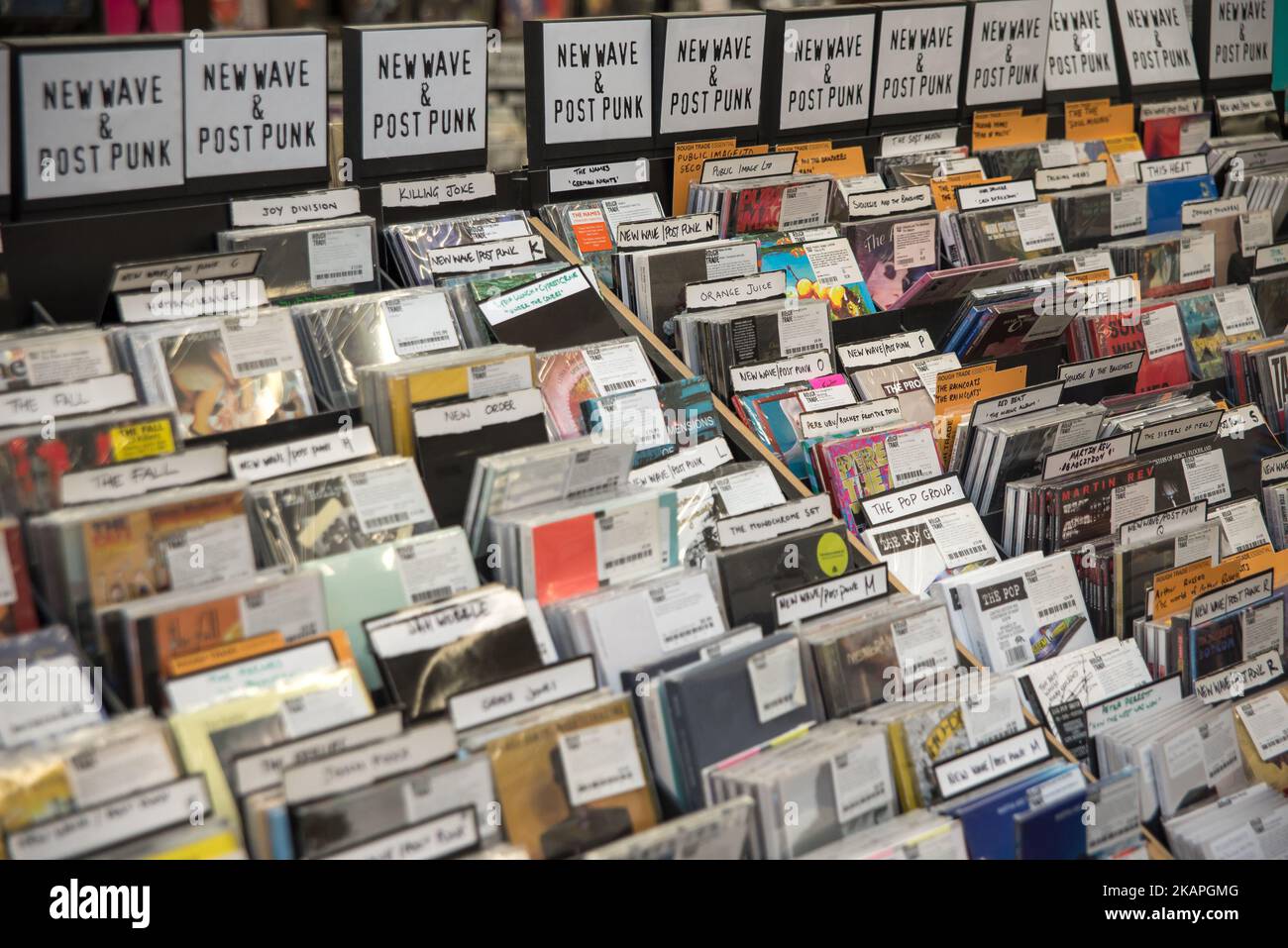 L'interno dell'iconico negozio di dischi Rough Trade si trova a East London, il 8 agosto 2017. Rough Trade è un gruppo di discoteche indipendenti nel Regno Unito e negli Stati Uniti con sede a Londra, Regno Unito. Il primo negozio Rough Trade è stato aperto nel 1976 da Geoff Travis nel quartiere Ladbroke Grove di Londra ovest. Nel 1978 il negozio ha generato la famosa Rough Trade Records, che doveva continuare ad essere casa di band dagli Smiths ai Libertines. (Foto di Alberto Pezzali/NurPhoto) *** Please use Credit from Credit Field *** Foto Stock