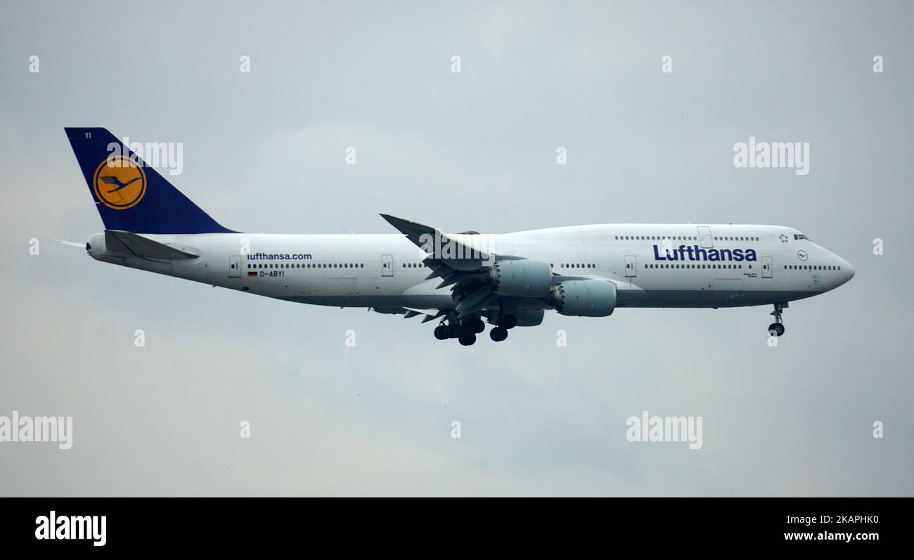 La vista di Lufthansa Boeing 747-830 aereo che vola nel cielo Foto Stock