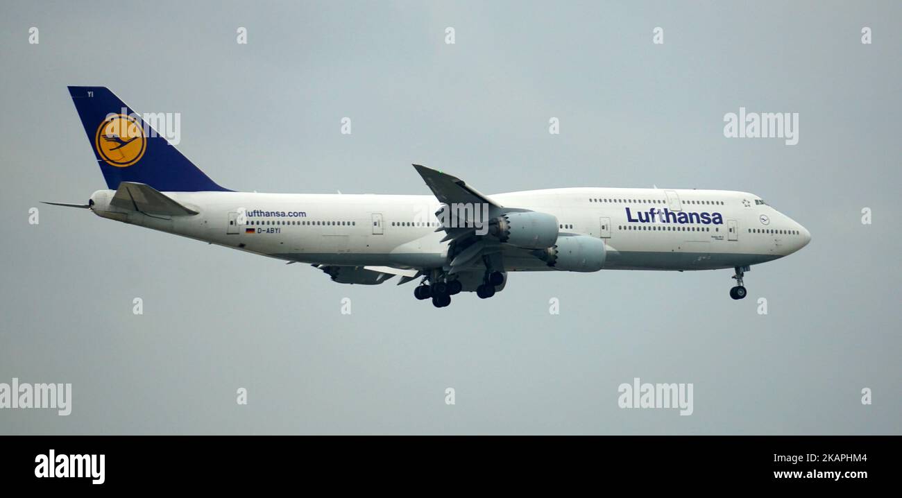 La vista di Lufthansa Boeing 747-830 aereo che vola nel cielo Foto Stock