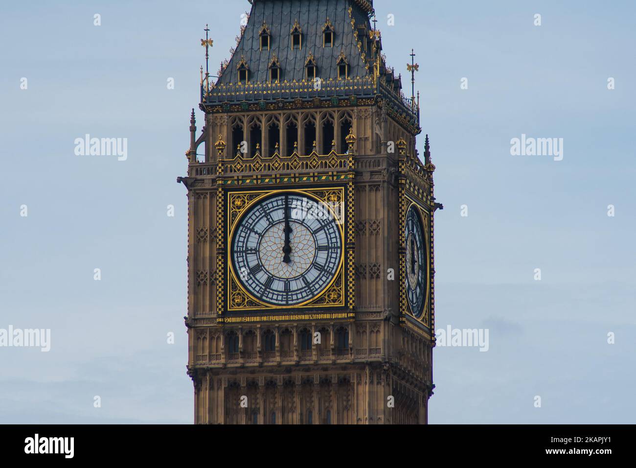 La Elizabeth Tower, conosciuta come 'Big ben' è raffigurata a Londra il 14 agosto 2017. I bong dell'iconica campana saranno fermati per proteggere i lavoratori durante un progetto di conservazione di quattro anni, 29m sterline, che include la riparazione della Torre della Regina Elisabetta, che ospita il Grande Orologio e la sua campana. I famigliari bong taceranno dopo aver suonato a mezzogiorno del 21 agosto, e sono previsti per ricominciare regolarmente nel 2021. (Foto di Alberto Pezzali/NurPhoto) Foto Stock