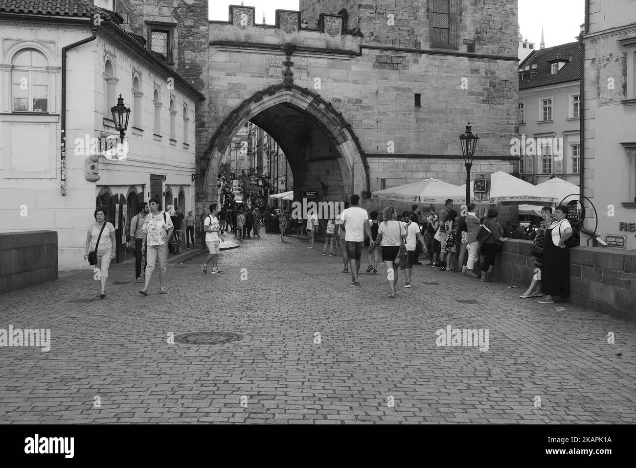 I turisti sul Ponte Carlo è il ponte più antico di Praga, e attraversa il fiume Moldava dalla Città Vecchia alla Città piccola è stato costruito nel 1357 con l'approvazione del re Carlo IV, 14 agosto 2017 Repubblica Ceca (Foto di Oscar Gonzalez/NurPhoto) Foto Stock