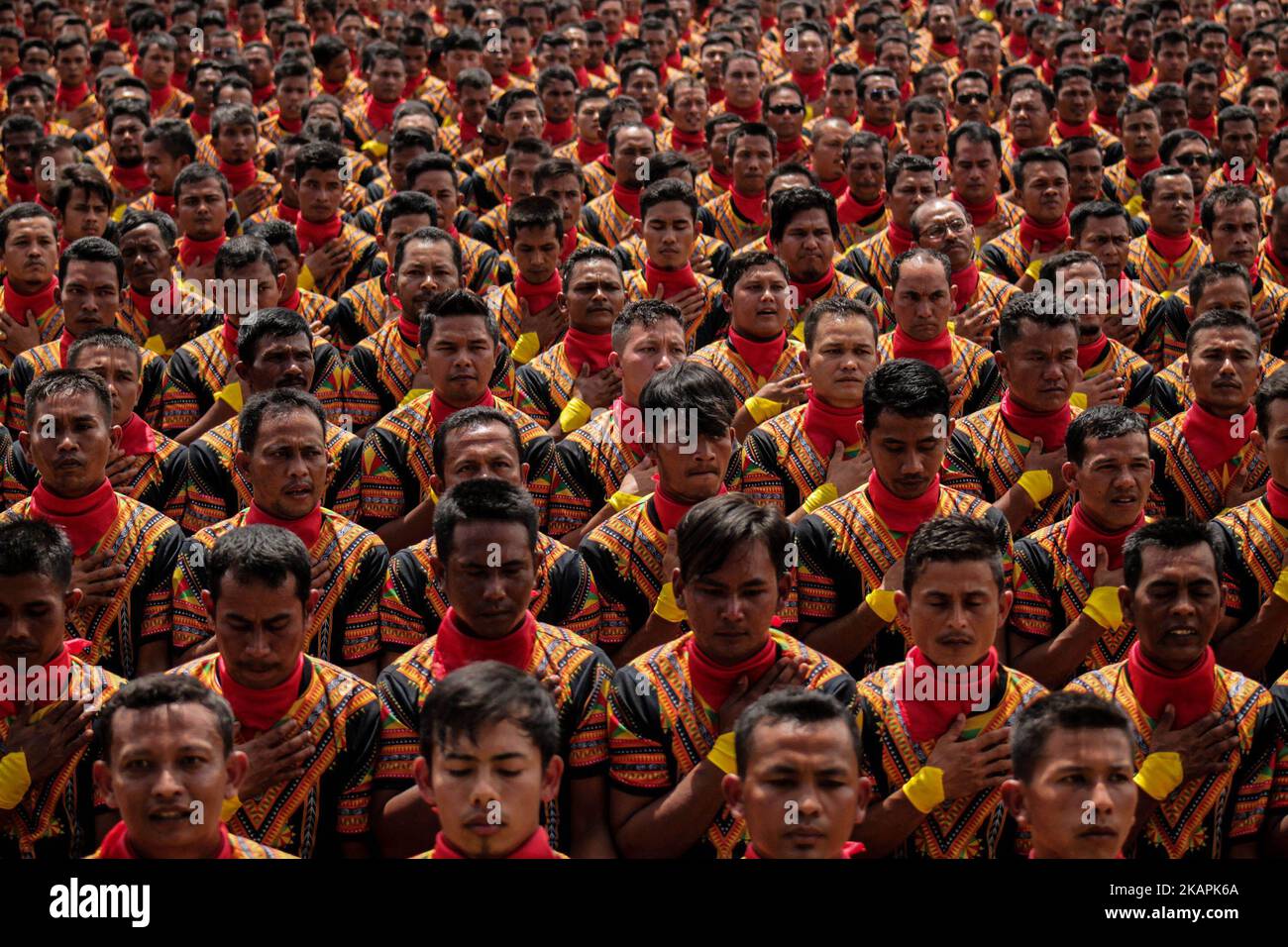 Circa 12.262 ballerini hanno partecipato a un'esibizione di danza tradizionale Saman da record nel distretto di Gayo lues il 13 agosto 2017, nella provincia di Aceh, Indonesia. La tradizionale danza Samana è stata classificata come patrimonio culturale immateriale dall'UNESCO nel 2011. (Foto di Fachrul Reza/NurPhoto) Foto Stock