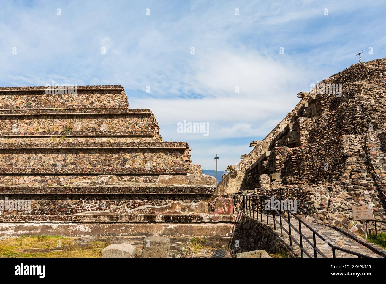 Bella architettura delle piramidi di Teotihuacan in Messico. Paesaggio con bel cielo blu. Foto Stock