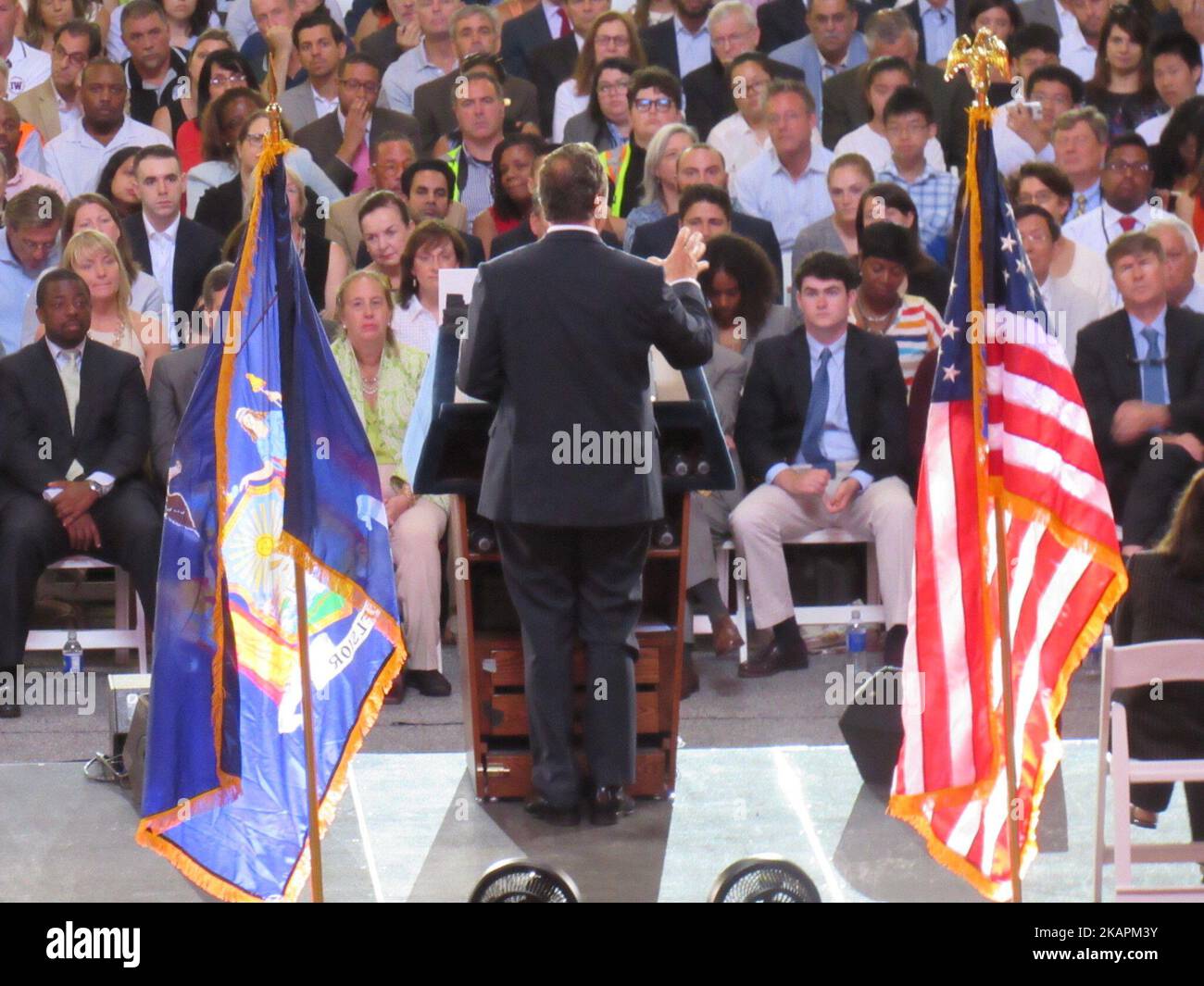 Il governatore di New York Andrew Cuomo parla alla Moynihan Train Hall nella Penn Station a New York, NY il 17 agosto 2017. (Foto di Kyle Mazza/NurPhoto) Foto Stock