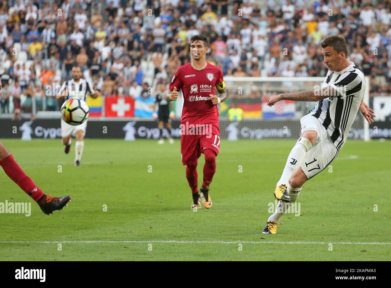 Mario Mandzukic (Juventus FC) in azione durante la Serie Una partita di calcio tra Juventus FC e Cagliari Calcio allo Stadio Allianz il 19 agosto 2017 a Torino. (Foto di Massimiliano Ferraro/NurPhoto) Foto Stock