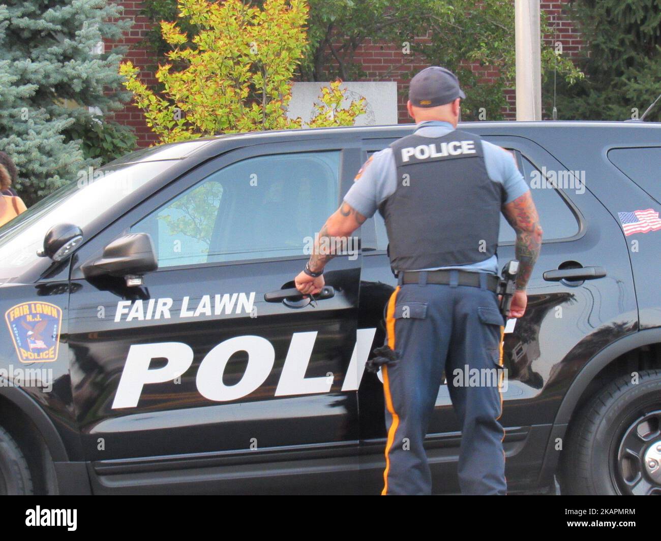 Polizia del prato equo Guarda e sorveglia il Rally durante il Rally delle Donne d'azione del New Jersey per l'unità e la pace con il sindaco, la consigliera, il Consiglio Borough pieno e i leader religiosi a prato equo, NJ il 20 agosto 2017. (Foto di Kyle Mazza/NurPhoto) Foto Stock