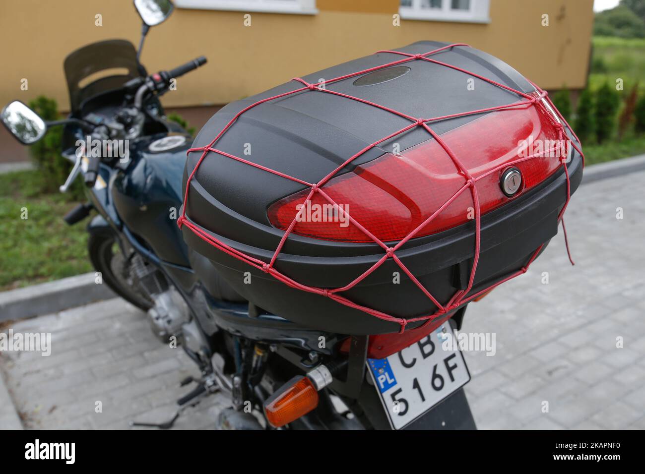 Una custodia per riporre oggetti durante il viaggio su un motociclista è visto con i bakclights riflettenti a Bydgoszcz, Polonia, il 19 agosto 2017. (Foto di Jaap Arriens/NurPhoto) Foto Stock