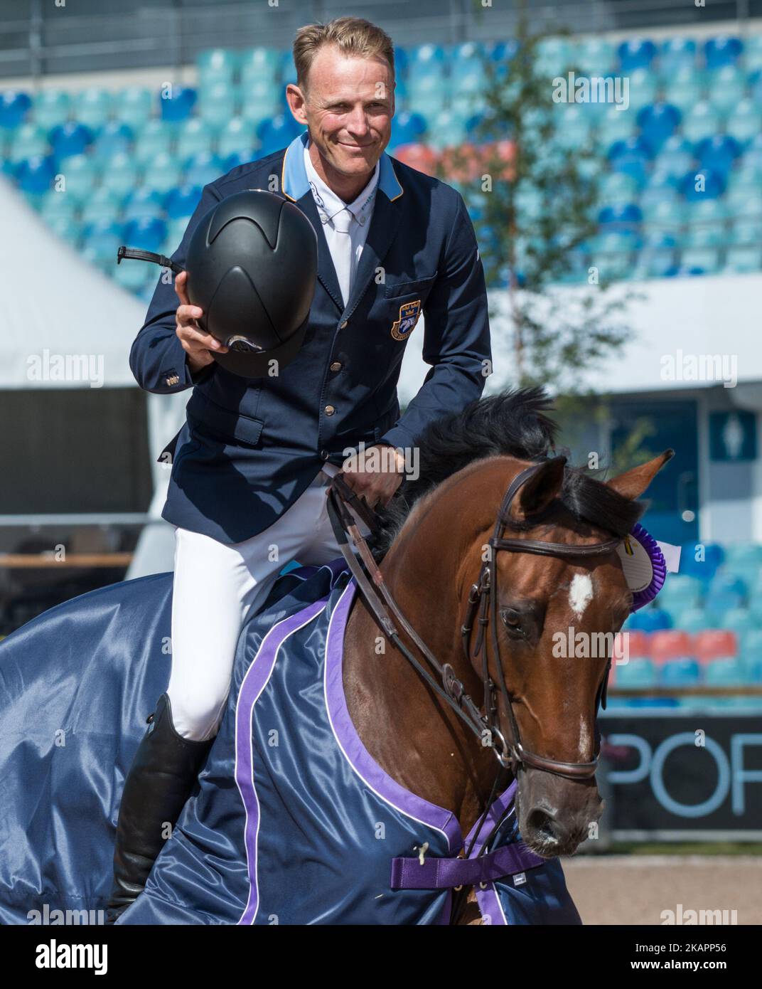 Il pilota svedese Peder Fredricson su H&M all in Rides il giro d'onore allo stadio Ullevi di Gothenburg Svezia il 23 2017 agosto dopo aver vinto il concorso di qualificazione al campionato europeo FEI 2017 (Foto di Julia Reinhart/NurPhoto) Foto Stock