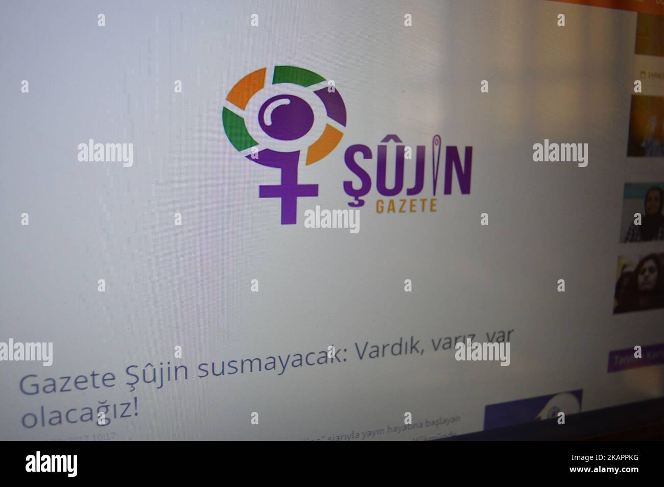 Un logo dell'agenzia di stampa femminista curda e del giornale Sujin è visualizzato sul suo sito web ad Ankara, Turchia il 25 agosto 2017. Sujin ha annunciato il 25 agosto che l'agenzia e il giornale sono stati chiusi dal recente decreto-legge sotto lo stato di emergenza. Sujin ha iniziato la pubblicazione nel dicembre del 2016 con lo slogan "un ago da imballaggio nella lingua dei media" poiché sono state la voce delle donne nei media dal giorno della loro fondazione. (Foto di Altan Gocher/NurPhoto) Foto Stock