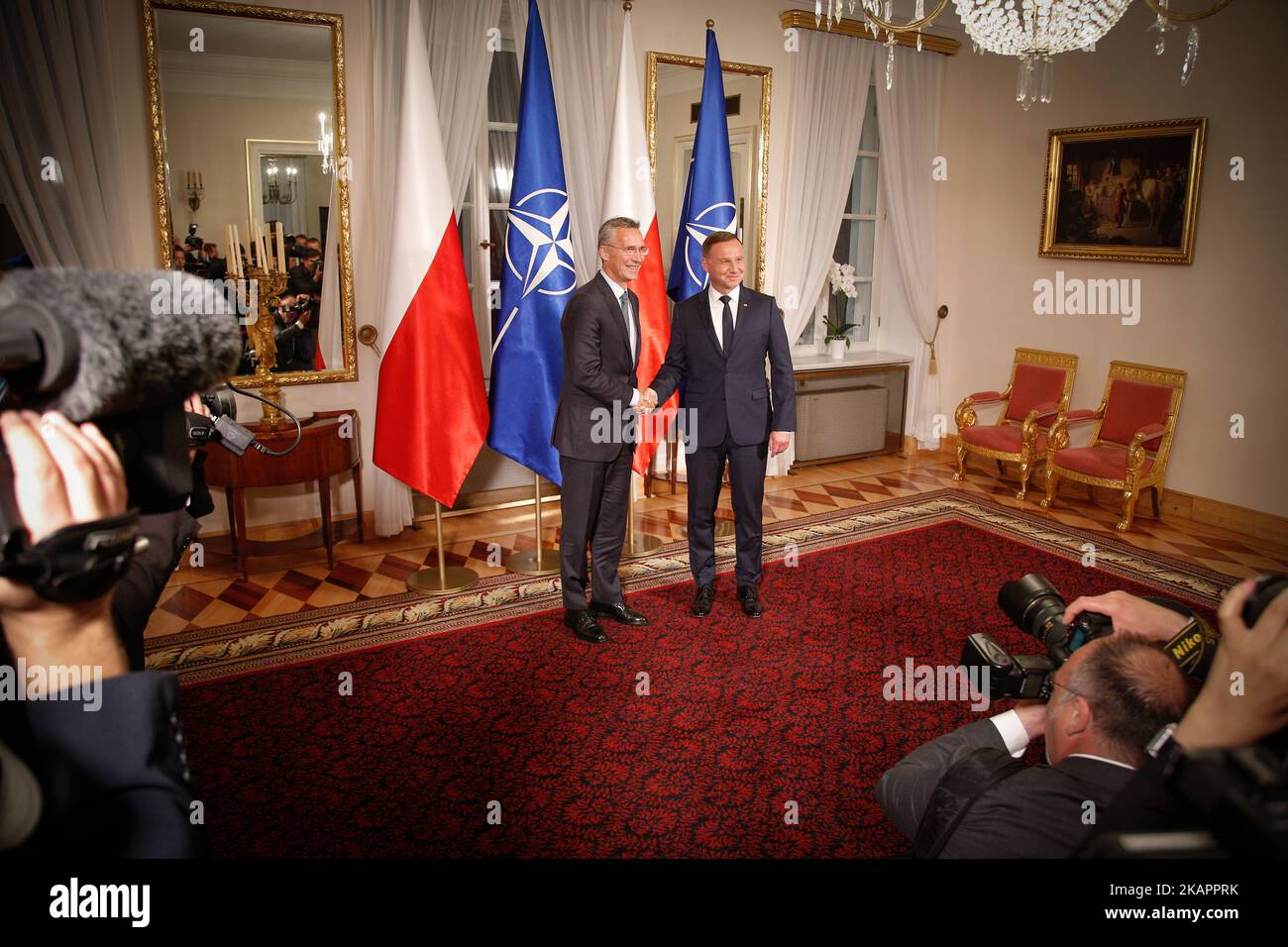 Il segretario generale della NATO Jens Stoltenberg visiterà venerdì le alleanze forze di presenza avanzata in Polonia. In vista della sua visita, il presidente polacco Andrzej Duda lo ha accolto nel palazzo Belweder il 24 agosto 2017. (Foto di Jaap Arriens/NurPhoto) Foto Stock