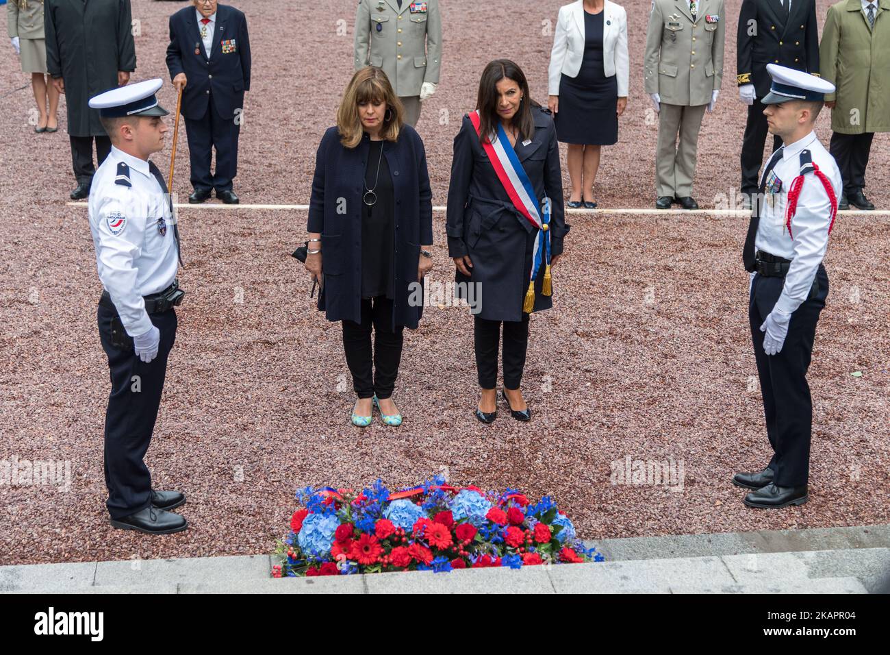 Il sindaco di Parigi, Anne Hidalgo rende omaggio alla divisione DB 2nd che entra a Parigi, sotto la guida del generale Leclerc de Hautecloque, a Parigi, in Francia, il 25 agosto 2017.(Foto di Julien Mattia/NurPhoto) Foto Stock