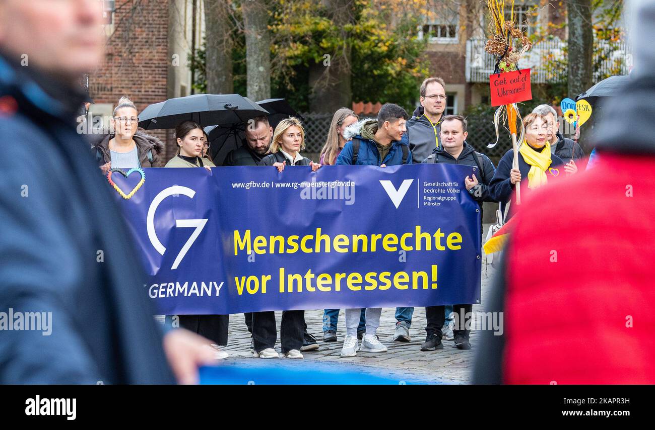 03 novembre 2022, Renania settentrionale-Vestfalia, Münster: A margine della riunione dei G7 ministri degli Esteri, i membri della Società per i popoli minacciati dimostrano con una scritta: 'G7 Germania - i diritti umani prima degli interessi! Foto: Guido Kirchner/dpa Foto Stock