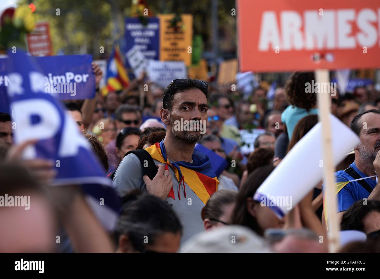 Un uomo durante una marcia contro il terrorismo che slogan sarà #NoTincPor (non ho paura) a Barcellona il 26 agosto 2017, dopo gli attacchi di Barcellona e Cambrils che uccidono 15 persone e ferire oltre 100. Decine di migliaia di spagnoli e stranieri si accaneranno il 26 agosto a una marcia infedele contro il terrore attraverso Barcellona, dopo i letali furti di veicoli della scorsa settimana. La città mediterranea è in lutto dopo un furgone arato in folle sul viale Las Ramblas il 17 agosto, seguito ore più tardi da un attacco di auto nella città balneare di Cambrils. (Foto di Juan Carlos Lucas/NurPhoto) Foto Stock