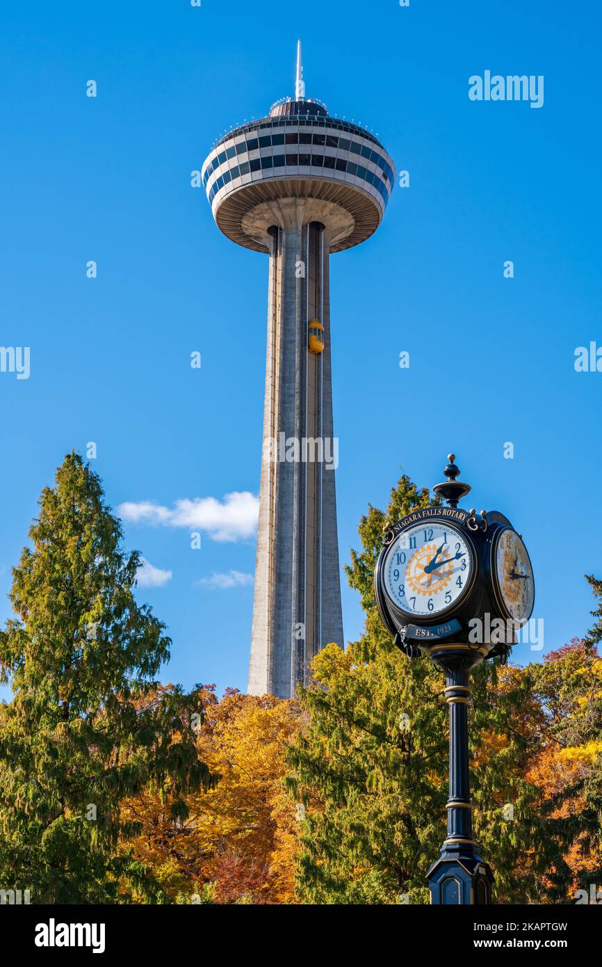 Niagara Falls City, Ontario, Canada - Ottobre. Skylon Tower, Niagara Falls Rotary Clock, autunno foglia di acero sul cielo blu. Fogliame di caduta. Foto Stock