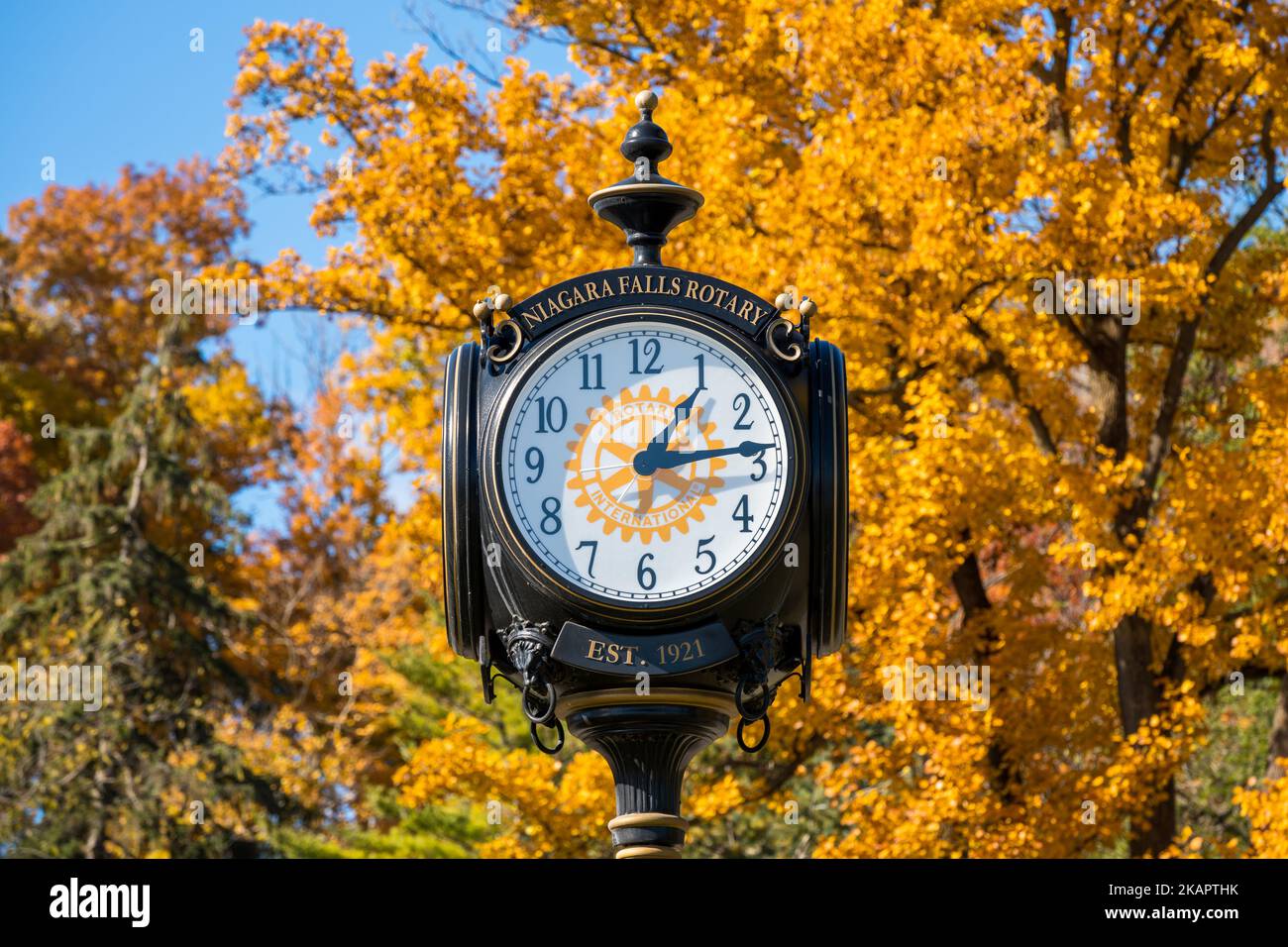 Orologio Rotary delle Cascate del Niagara. Foglia di acero rosso durante il fogliame autunnale. Foto Stock