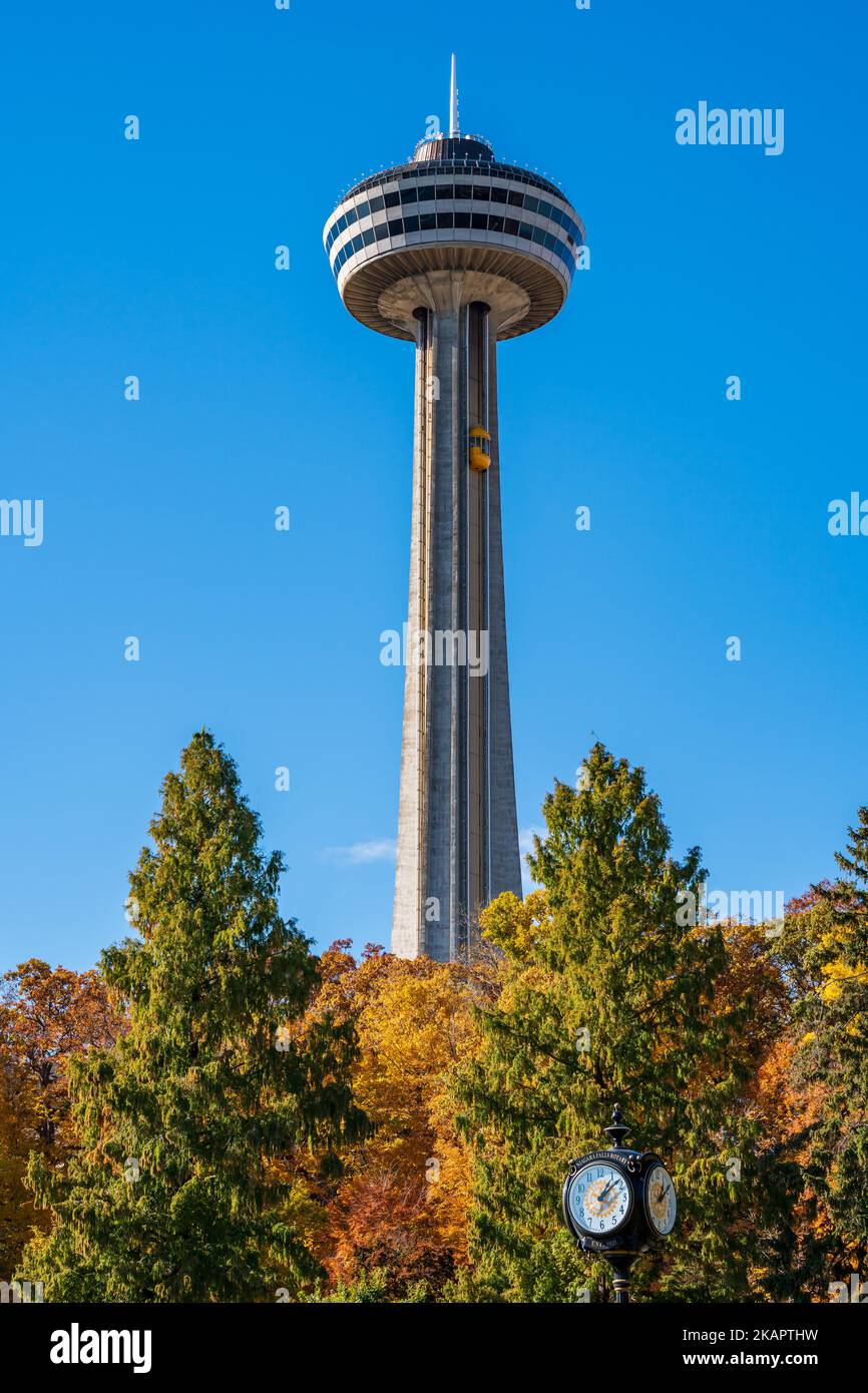 Niagara Falls City, Ontario, Canada - Ottobre. Skylon Tower, Niagara Falls Rotary Clock, autunno foglia di acero sul cielo blu. Fogliame di caduta. Foto Stock