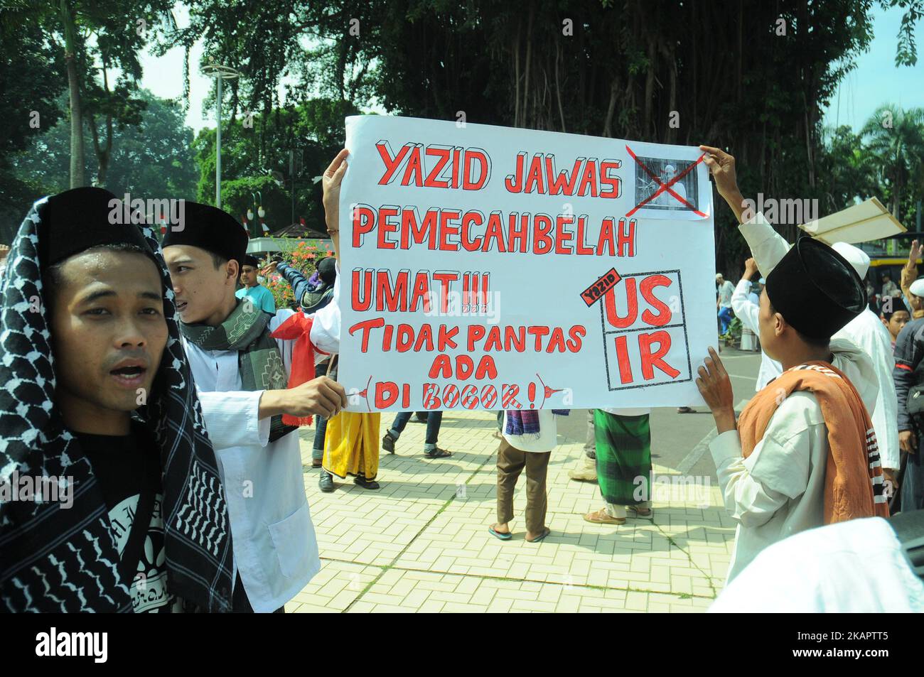 I musulmani indonesiani hanno tenuto un raduno presso il Municipio di Bogor, Giava Occidentale, Indonesia, il 29,2017 agosto. L'azione respinge il Wahhabism (Wahhabite) e revoca la costruzione della moschea perché è incompatibile con gli insegnamenti dell'Islam in Indonesia. (Foto di Dasril Roszandi/NurPhoto) Foto Stock