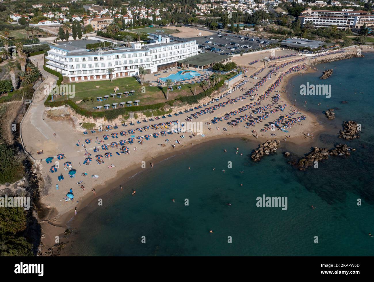 Vista aerea della spiaggia di Coral Bay e del Corallia Beach Hotel, Peyia, Cipro. Foto Stock