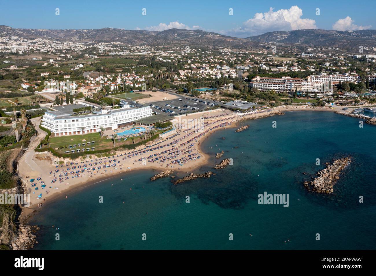 Vista aerea della spiaggia di Coral Bay e del Corallia Beach Hotel, Peyia, Cipro. Foto Stock