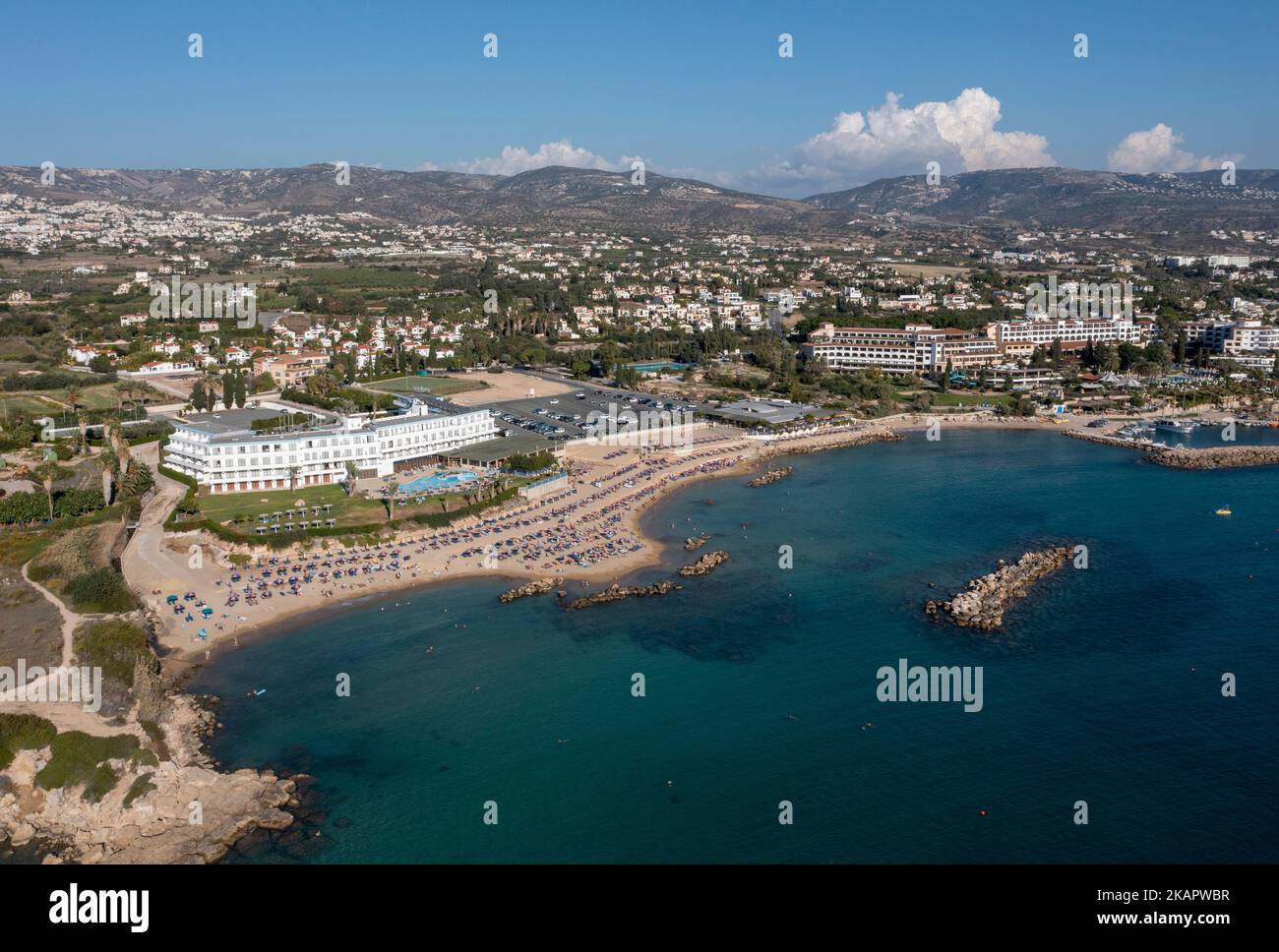 Vista aerea della spiaggia di Coral Bay e del Corallia Beach Hotel, Peyia, Cipro. Foto Stock