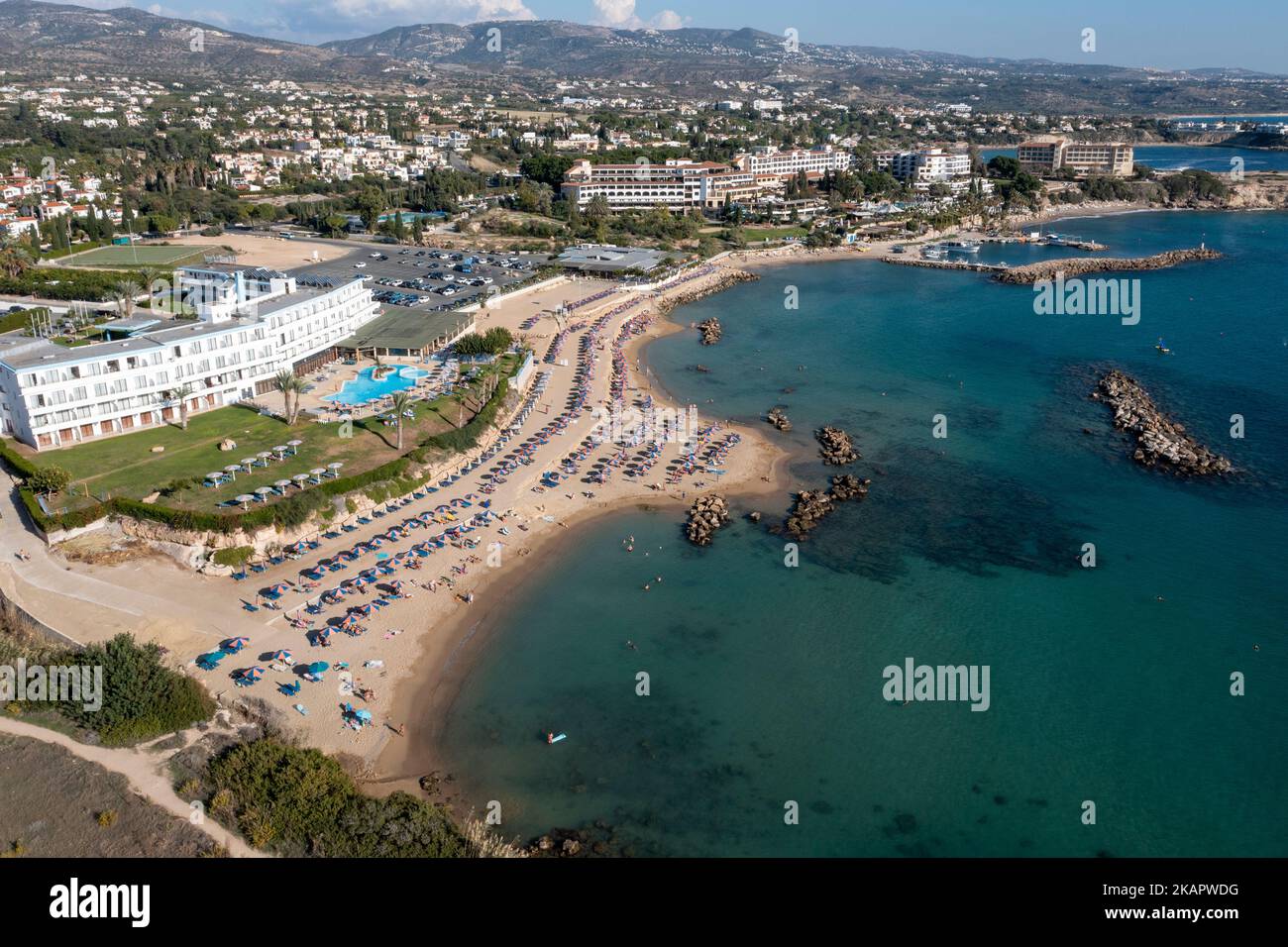 Vista aerea della spiaggia di Coral Bay e del Corallia Beach Hotel, Peyia, Cipro. Foto Stock