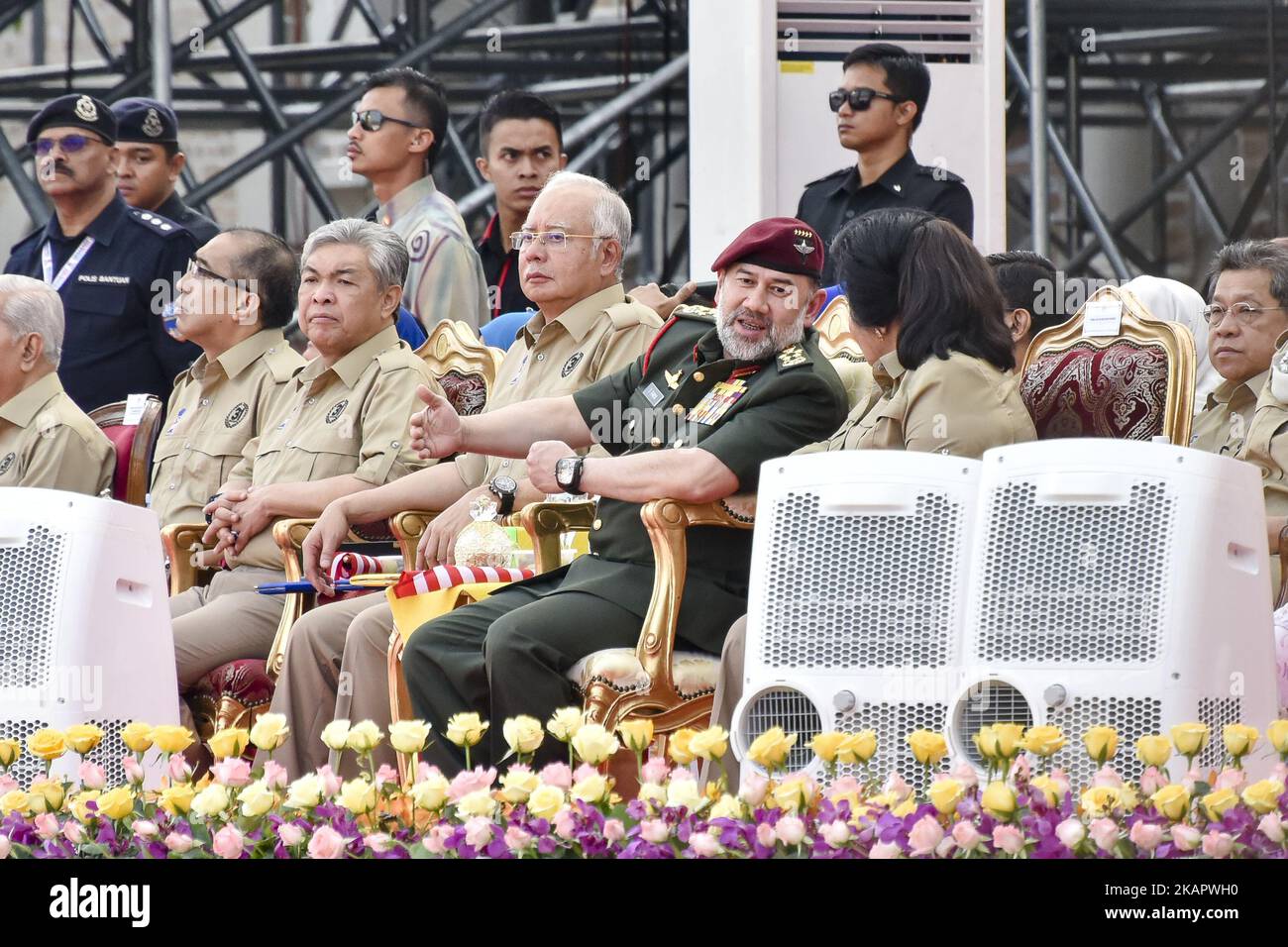 Il re malese Muhammad V(2nd R) e Rosmah Mansor(R) la moglie del primo ministro malese Najib Razak parlano durante le celebrazioni della Giornata Nazionale del 60th in Piazza dell'Indipendenza a Kuala Lumpur, Malesia, il 31 agosto 2017. (Foto di Chris Jung/NurPhoto) Foto Stock