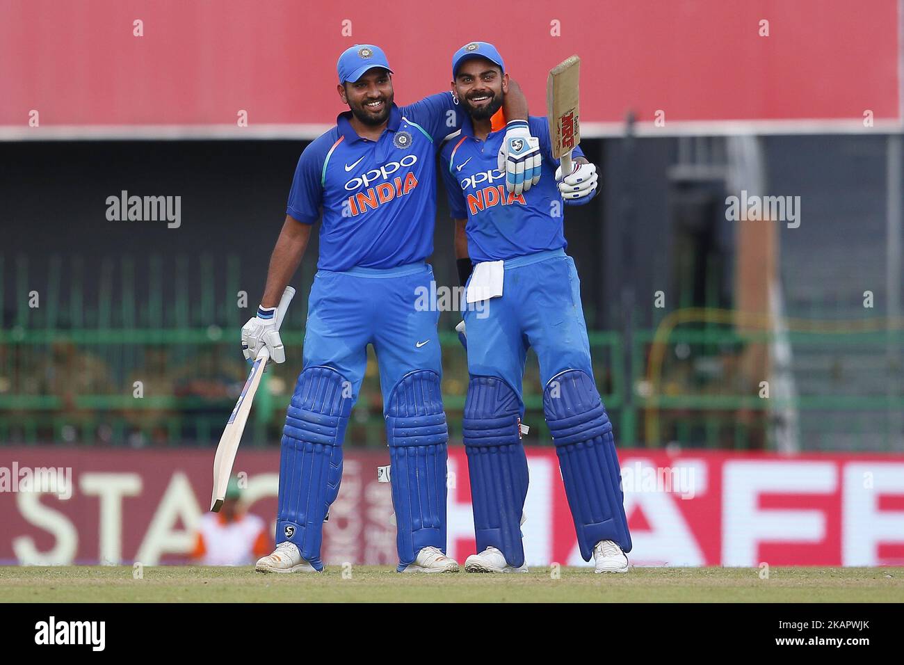 Il capitano indiano di cricket Virat Kohli (R) festeggia dopo aver segnato 100 manches mentre il Rohit Sharma (L) si unisce durante la partita internazionale di cricket di un giorno tra Sri Lanka e India del 4th allo stadio internazionale di cricket R Premadasa a Colombo, Sri Lanka, giovedì 31 agosto 2017. (Foto di Tharaka Basnayaka/NurPhoto) Foto Stock