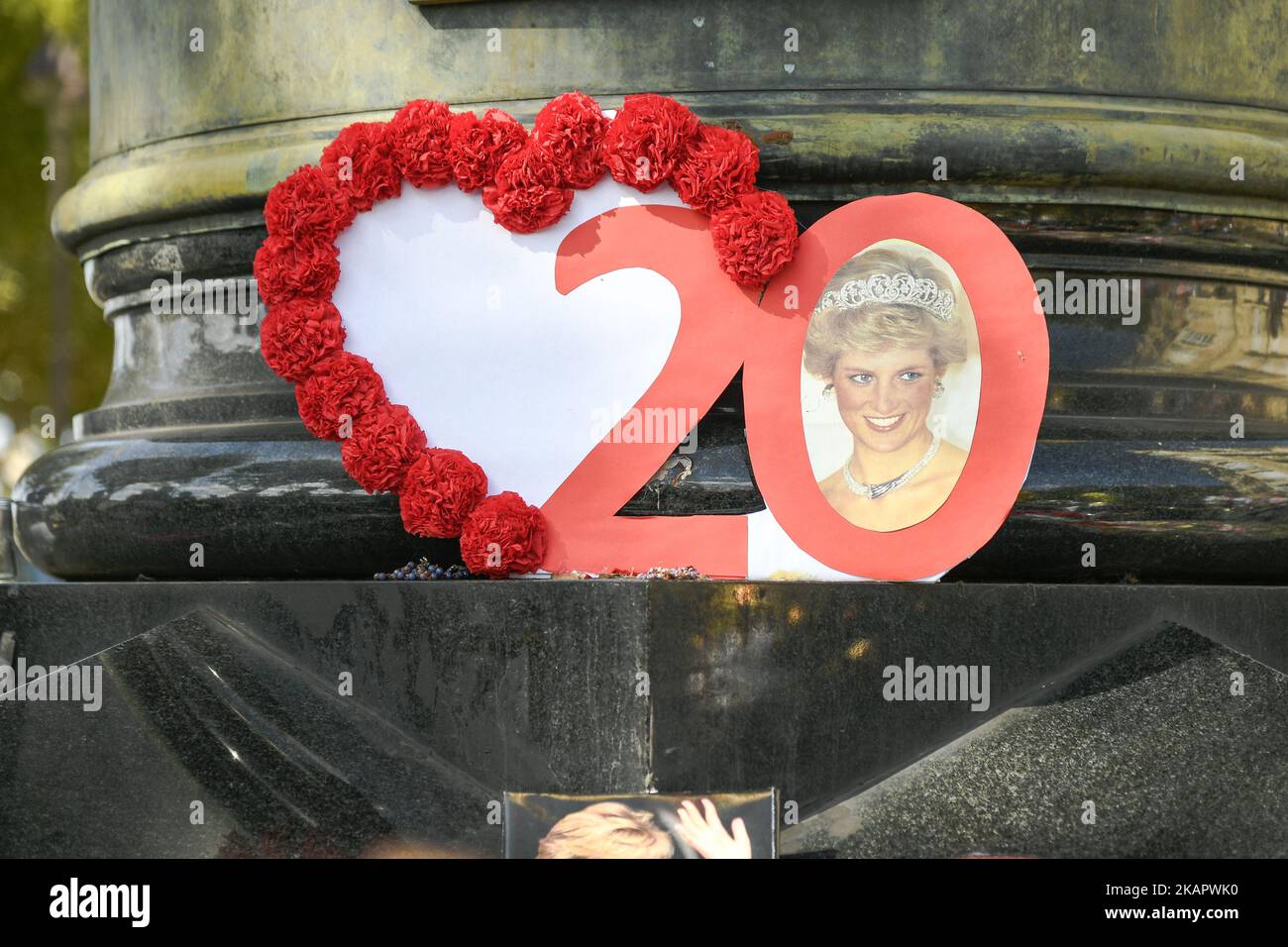 Foto iconiche, fiori e messaggi dedicati a rendere omaggio a Lady Diana nel 20th° anniversario della sua morte adornano il plinto della statua della fiamma della libertà il 31 agosto 2017 a Parigi, Francia. La principessa Diana morì in un incidente d'auto il 31 agosto 1997 vicino al tunnel Pont de l'Alma. La statua della fiamma della libertà divenne il memoriale non ufficiale di Diana, Principessa del Galles. (Foto di Julien Mattia/NurPhoto) Foto Stock