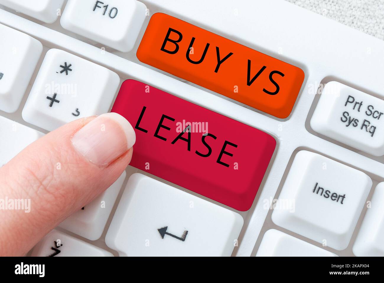 Segno di scrittura della mano Buy Vs Lease. Parola per rimanere in contatto comunicazione costante interazione bonding astratto battendo lezione e programmi di lezione, redigitando Foto Stock