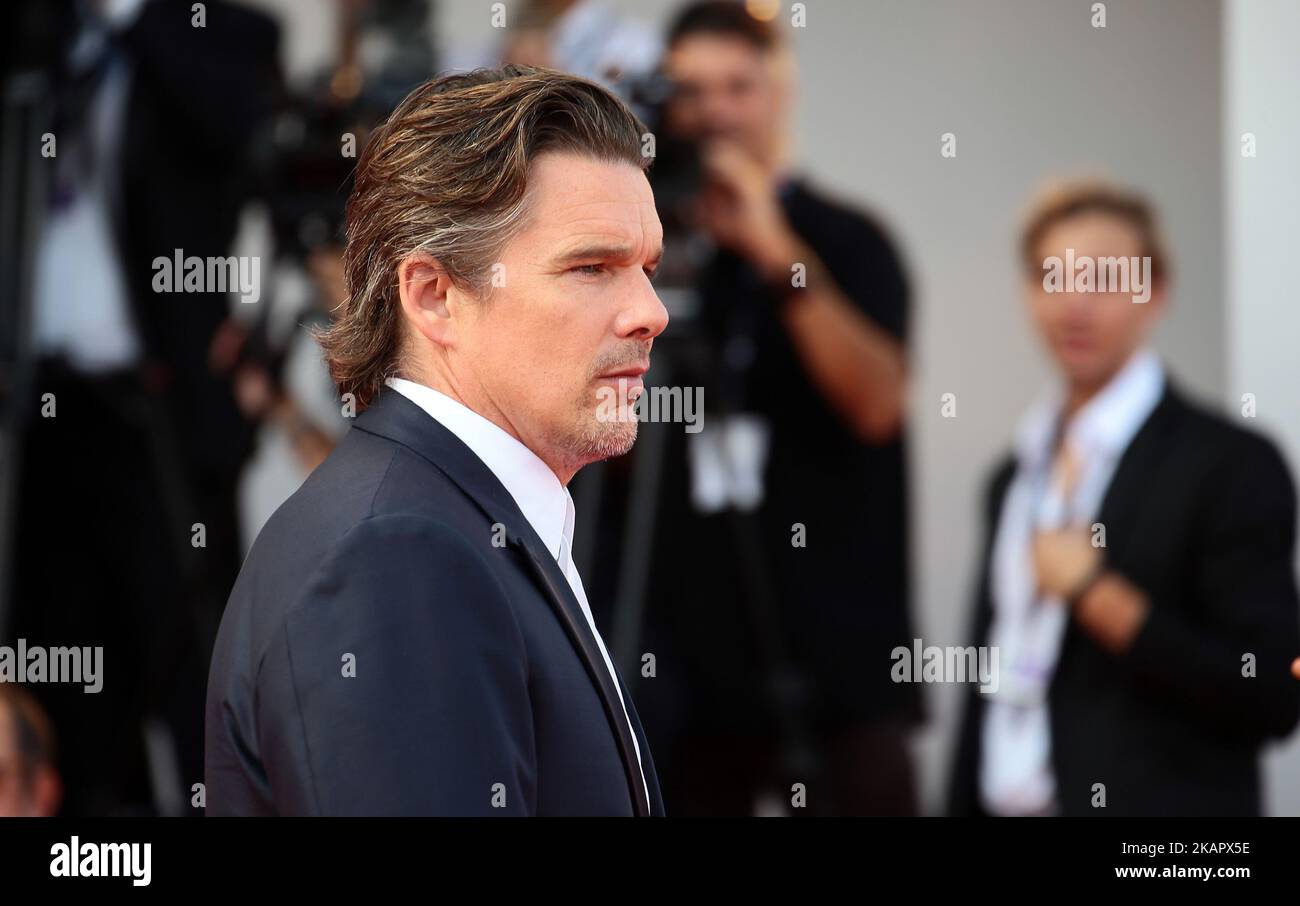 Ethan Hawke partecipa al "primo tappeto rosso riformato" durante il 74th° Festival del Cinema di Venezia, il 31 agosto 2017. (Foto di Matteo Chinellato/NurPhoto) Foto Stock