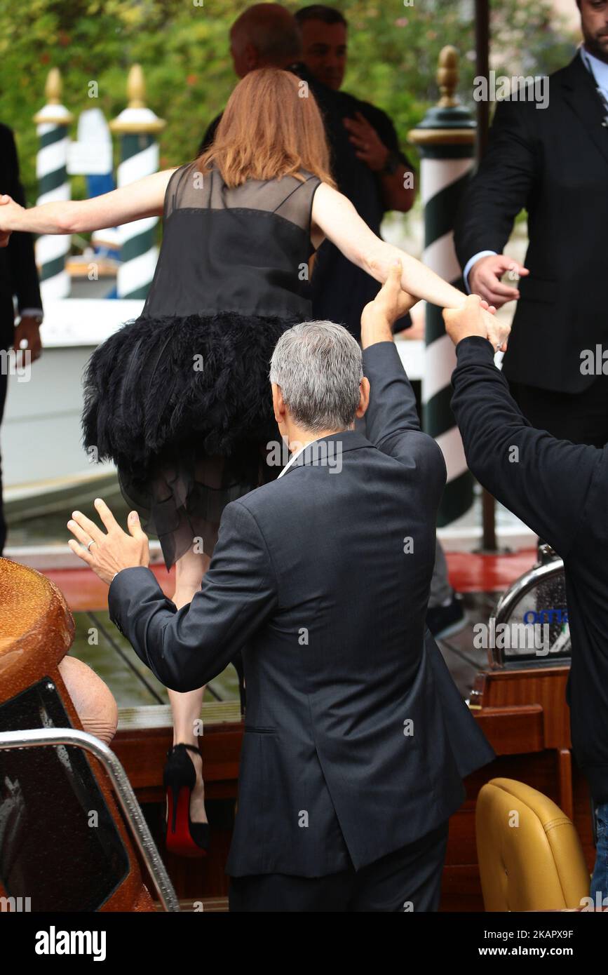 George Clooney e Julianne Moore arrivano all'Hotel Excelsior di Venezia il 1 settembre 2017. (Foto di Matteo Chinellato/NurPhoto) Foto Stock