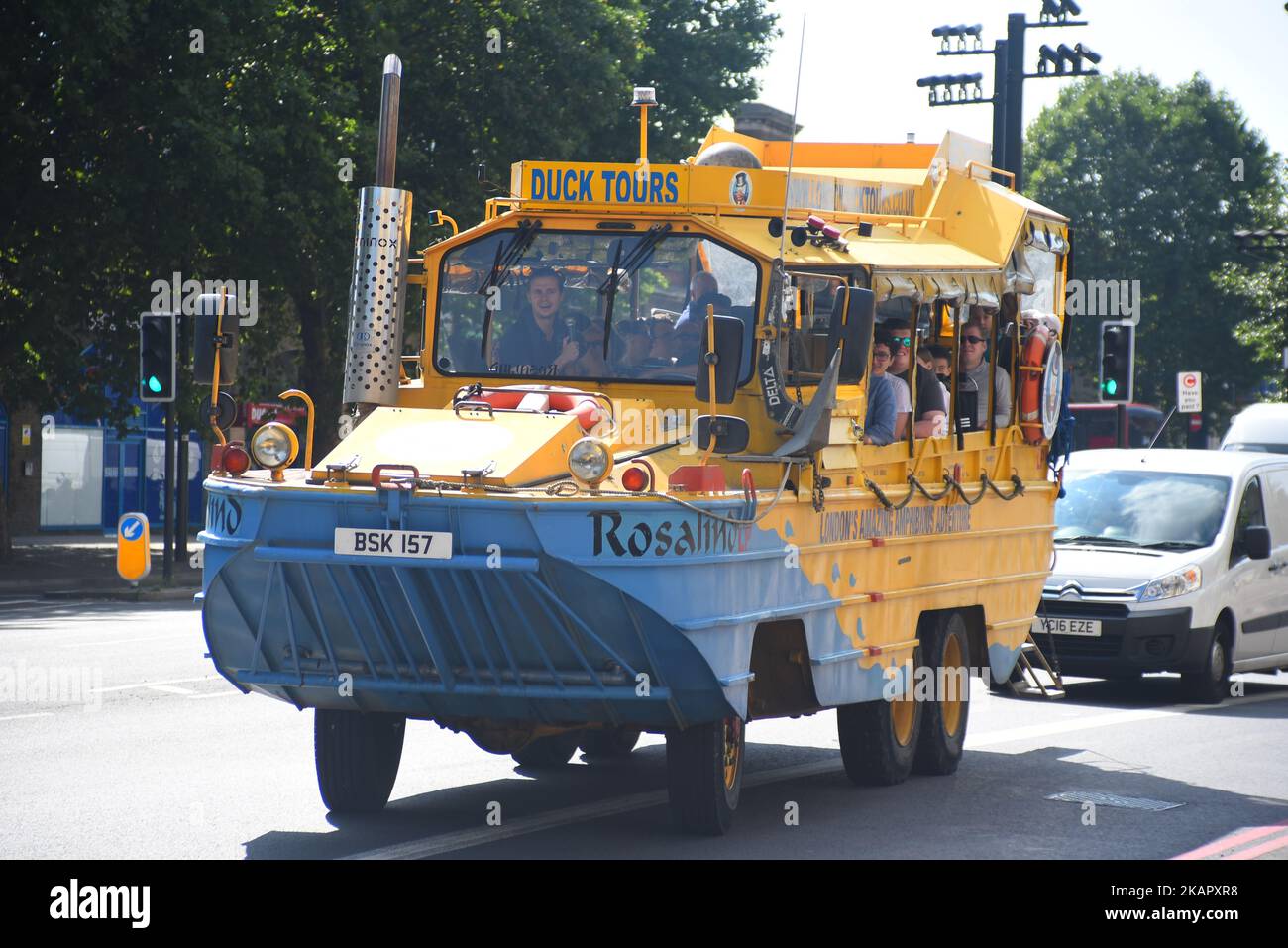 Un autobus ibrido di London Duck Tours è raffigurato mentre inizia il suo tour, Londra il 1 settembre 2017. London Duck Tours cesserà di essere operativo il 18 settembre, riferisce London SE1, dopo aver perso l'accesso alla slipway di Lacks Dock sull'Albert Embankment. (Foto di Alberto Pezzali/NurPhoto) Foto Stock