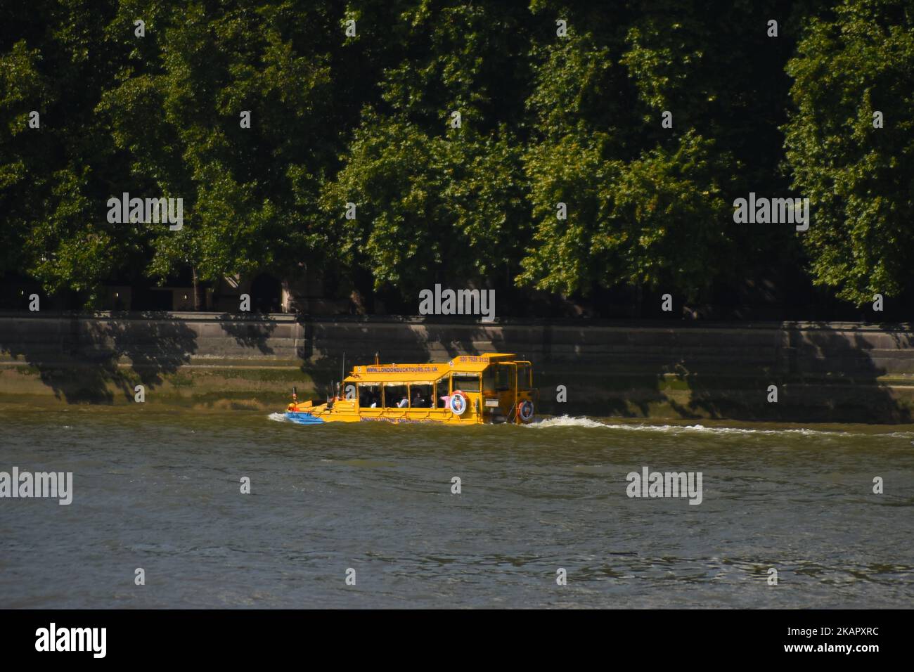 Un autobus ibrido di London Duck Tours è raffigurato mentre inizia il suo tour, Londra il 1 settembre 2017. London Duck Tours cesserà di essere operativo il 18 settembre, riferisce London SE1, dopo aver perso l'accesso alla slipway di Lacks Dock sull'Albert Embankment. (Foto di Alberto Pezzali/NurPhoto) Foto Stock