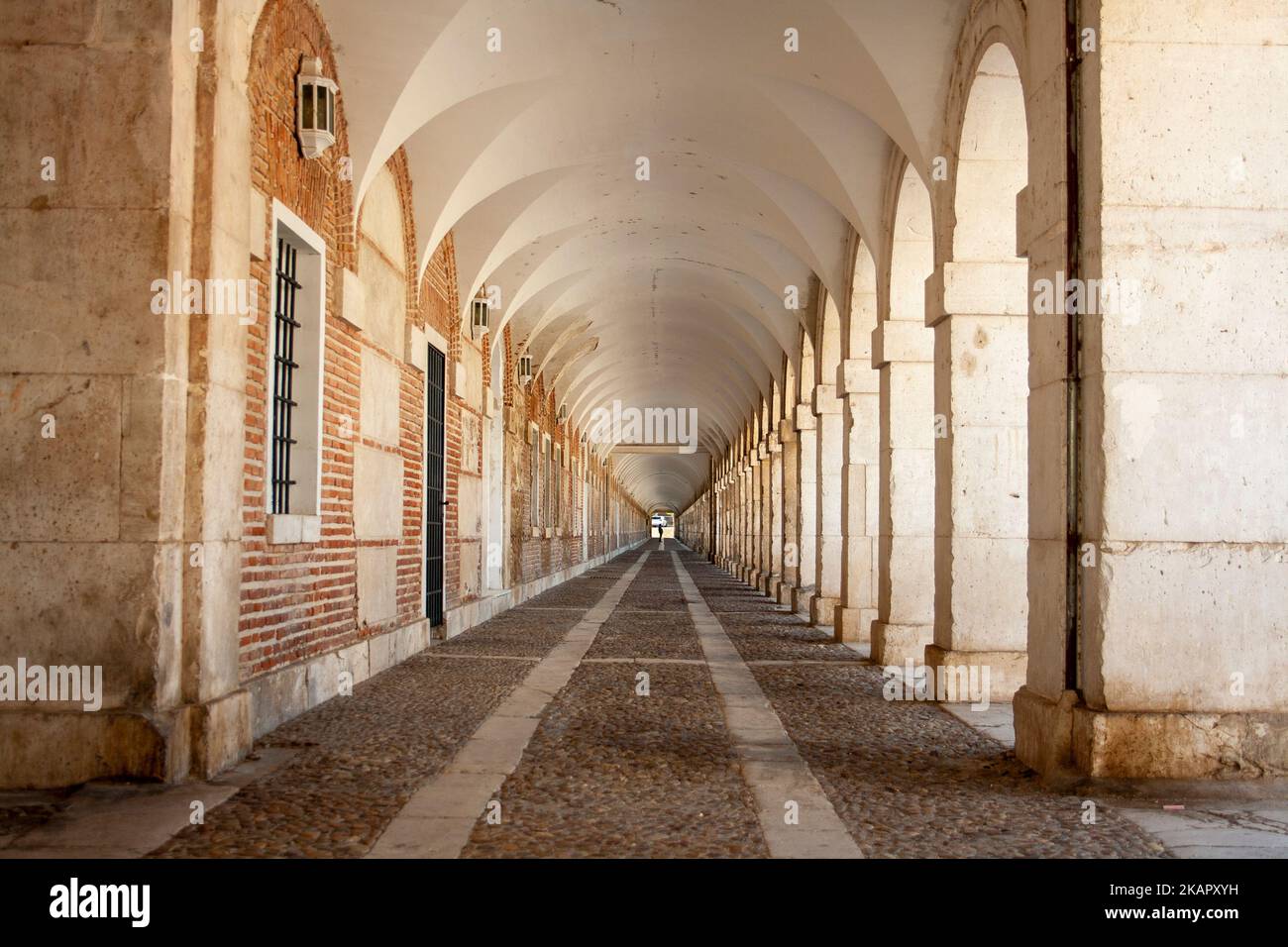 Archi e galleria accanto a un pavimento in ciottoli nel sito reale di Aranjuez Foto Stock